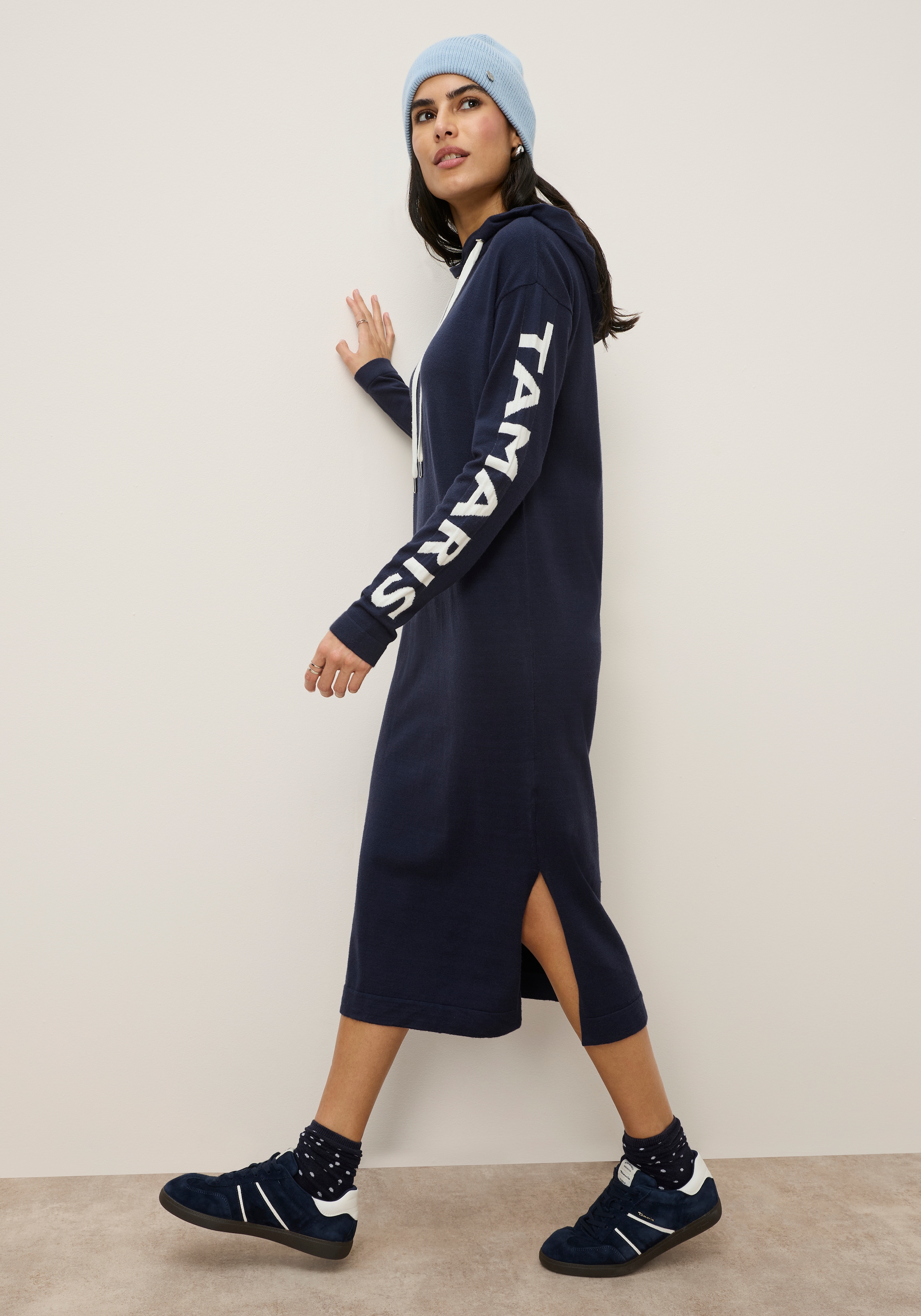 Tamaris Strickkleid »mit Kapuze und Kordelzug, lässig geschnitten, wadenlang« Seitennahttaschen mit Schriftzug-Details an den Ärmeln