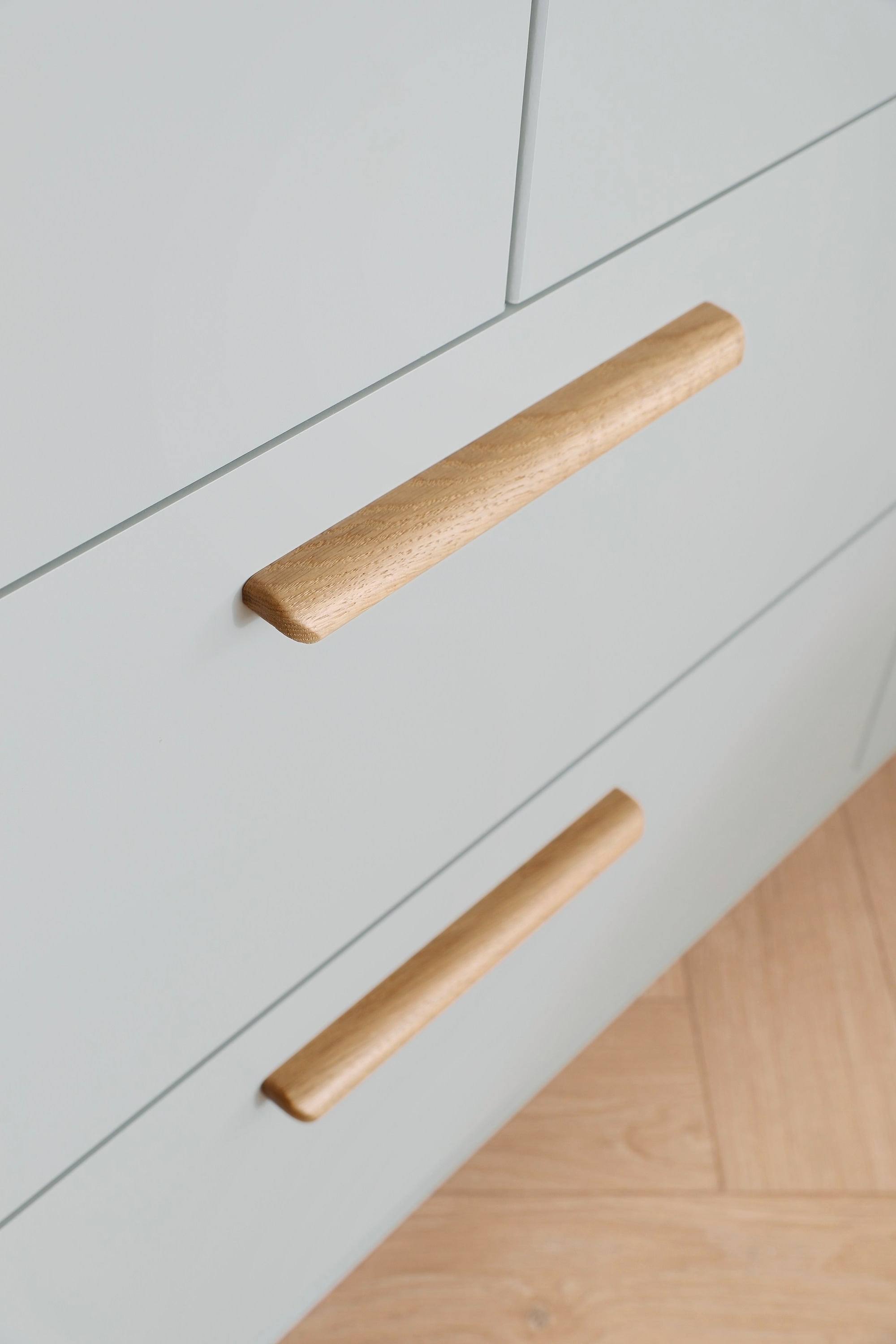 rauch Kleiderschrank »Skandi by Quadra Spin Schlafzimmerschrank«, im Landhaus-Stil mit Massivholzgriffen, mit Schubladen und Spiegel