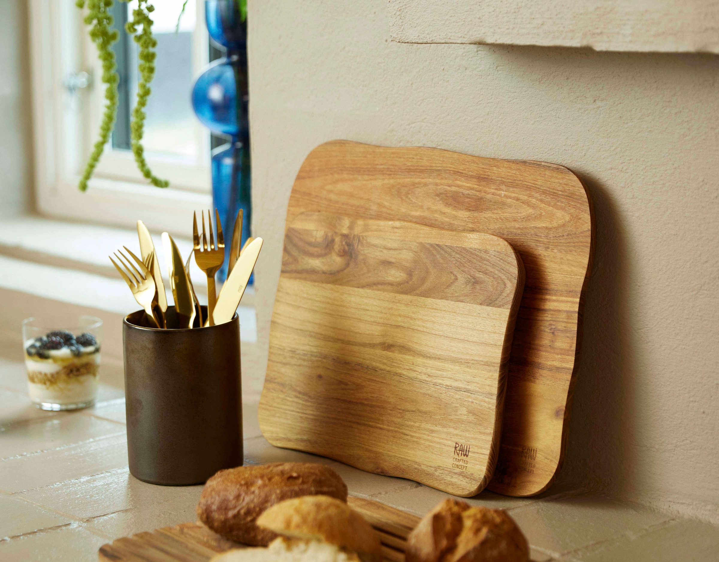 aida RAW Schneidebrett »RAW Teak«, organische Form, jedes Stückein Unikat