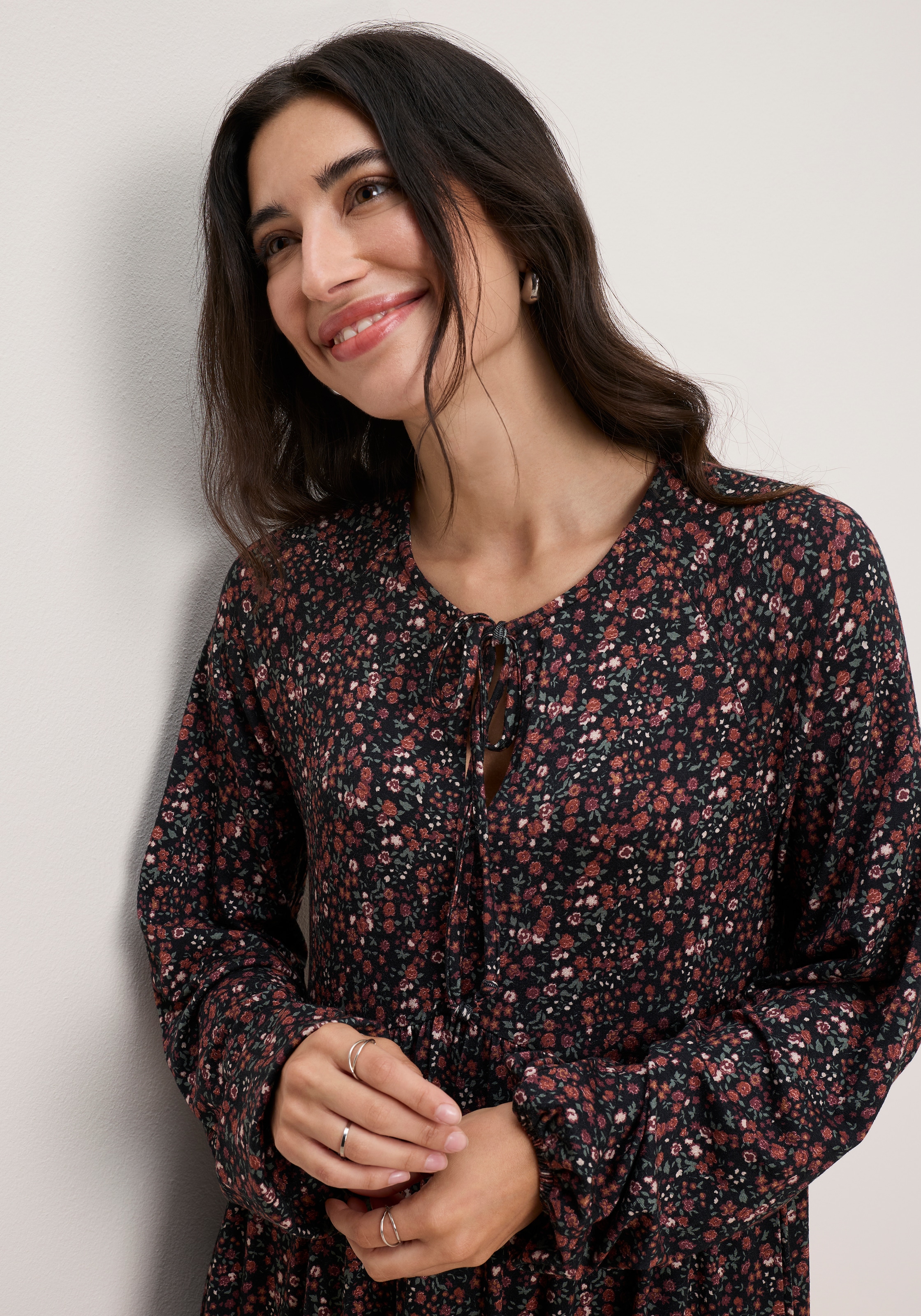 Tamaris Jerseykleid »mit figurbetonter Passform, Mini-Länge, geblümte Optik« mit modernen Schleifen-Details