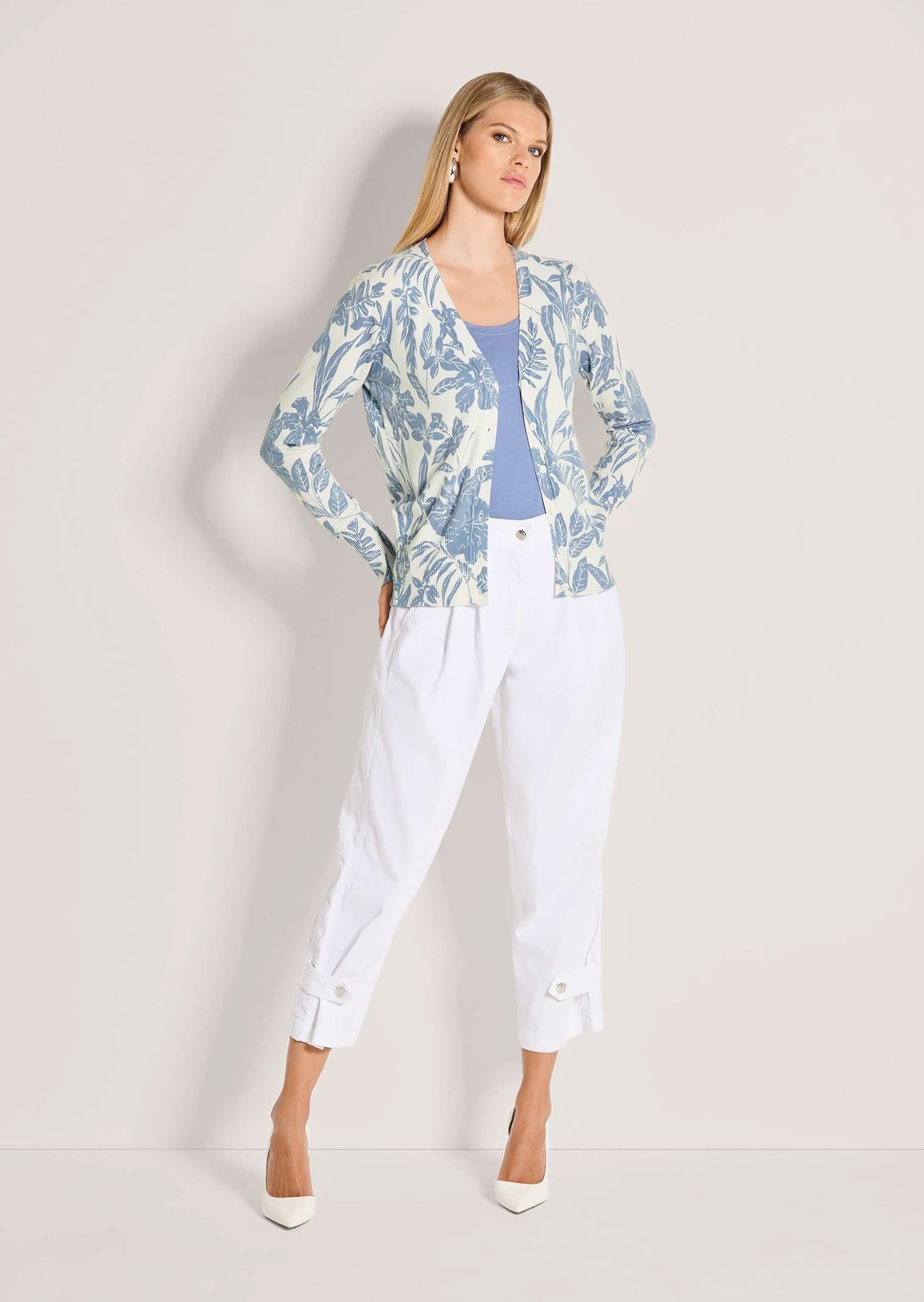 MADELEINE Strickjacke »Strickjacke Florale Feinstrickjacke mit V-Ausschnitt« Individueller Druckverlauf