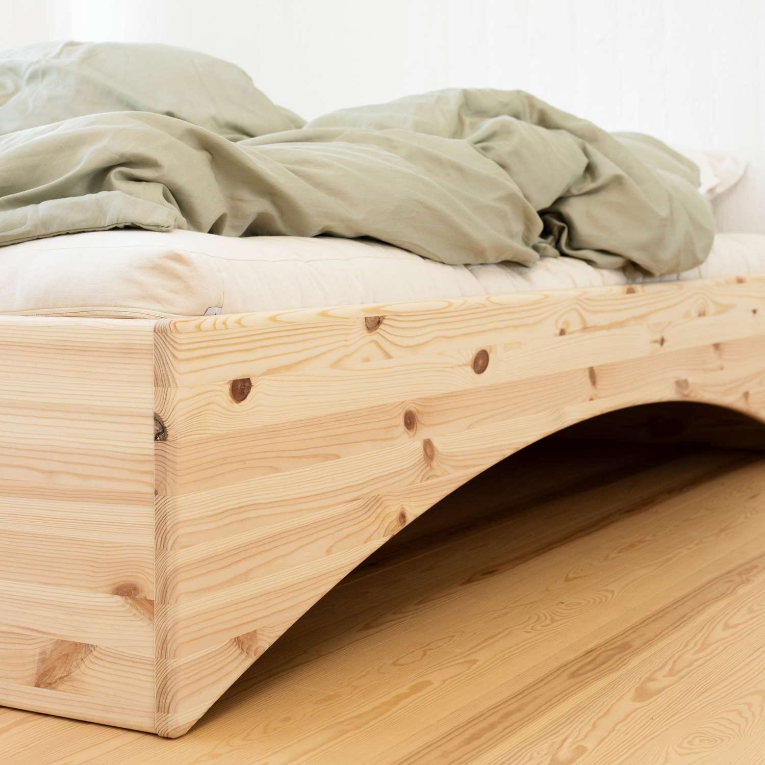 Karup Design Bettgestell »Orbit Bed, Massivholzbett, Futonbett, FSC®-zertifiziertem Massivholz« B/H/T ca: 144/164/184x35x205cm),  mehrere Größen, inklusive Lattenrost, ohne Matratze, Made in Europe