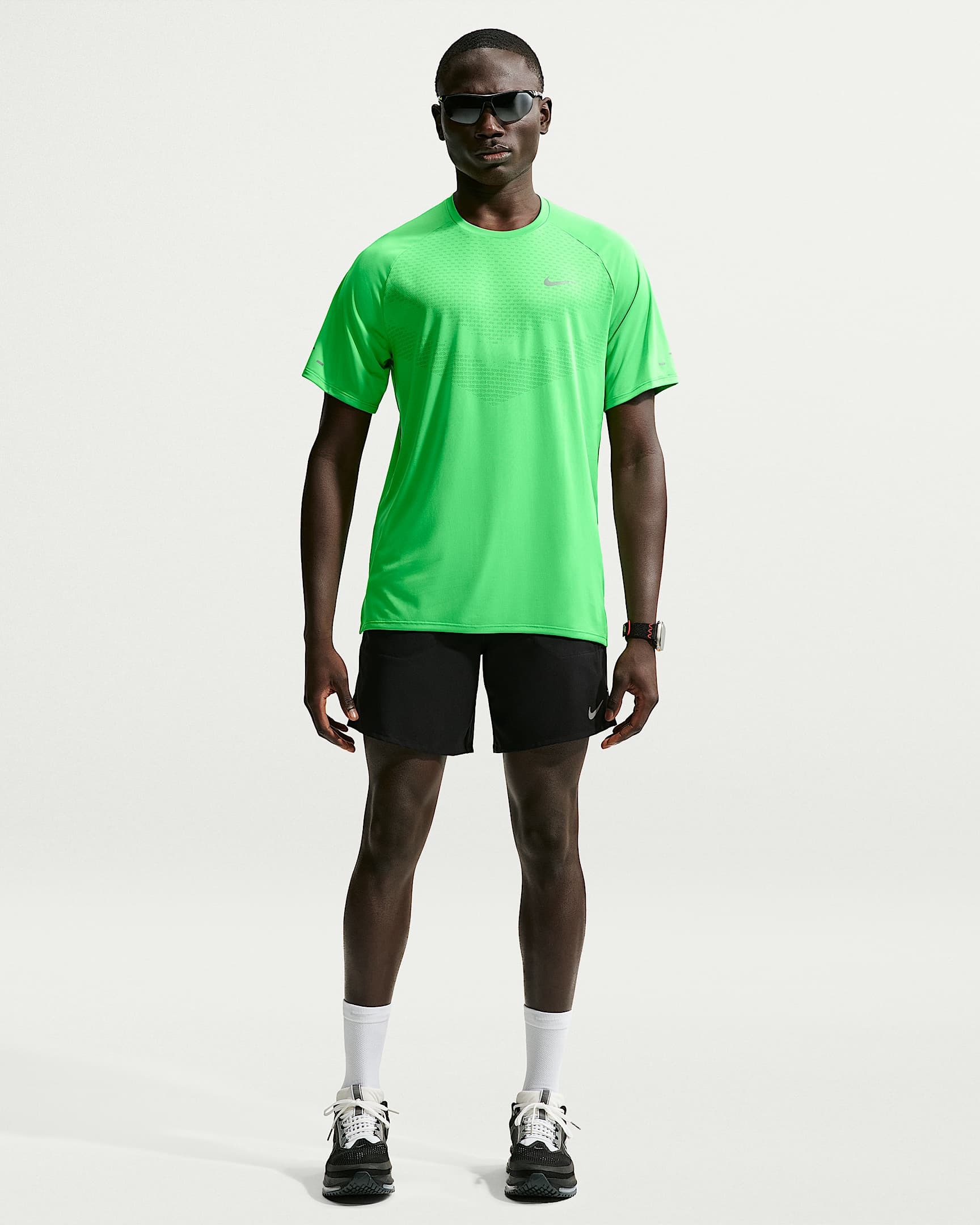 Nike Laufshirt »M NK DFADV STRIDE SS TOP« Kurzarm-Design, mit Rundhalsausschnitt, normale Länge, atmungsaktiv