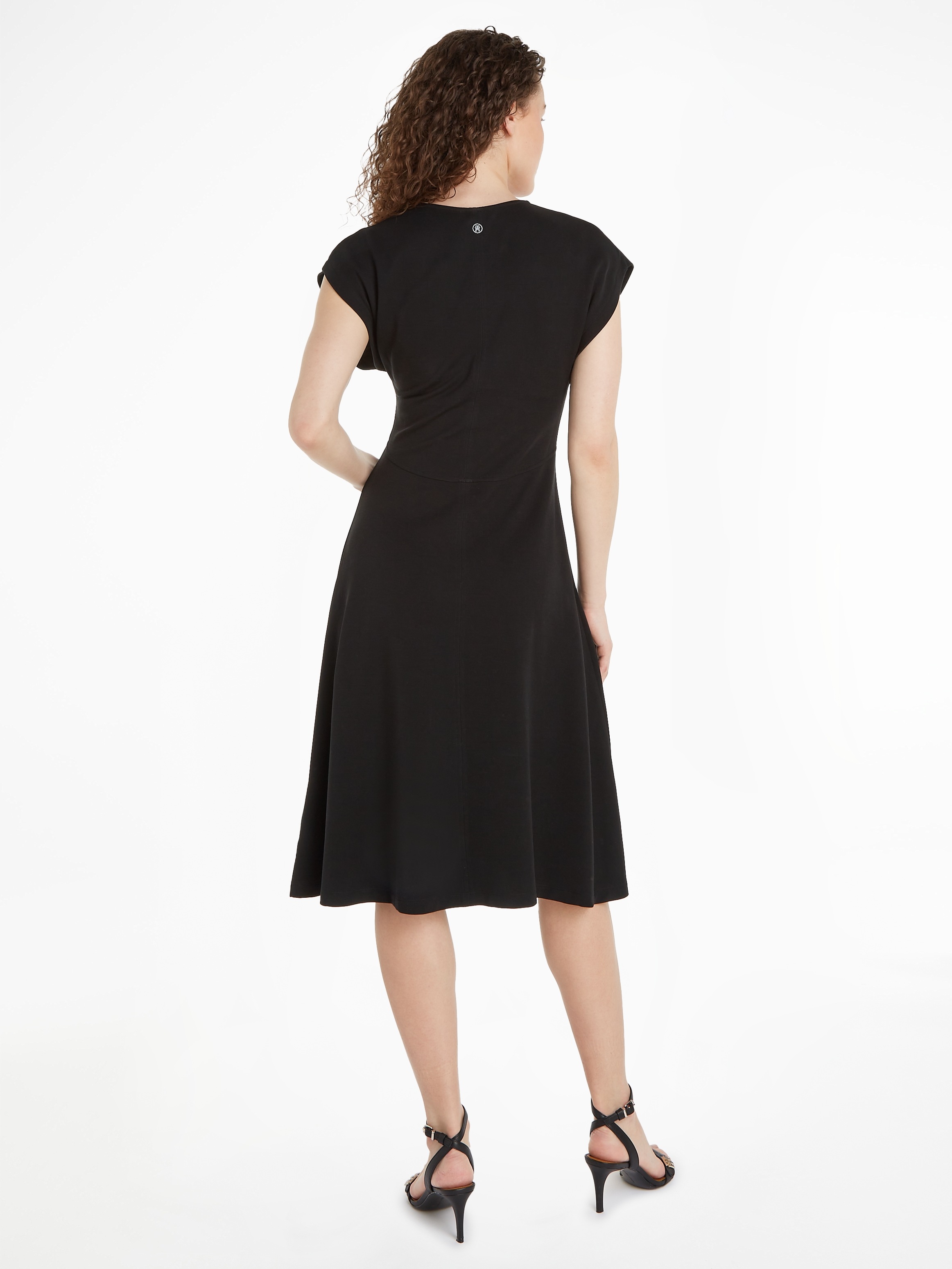 Tommy Hilfiger Jerseykleid »SHINY INTERLOCK V-NK NS KNEE DRS«, mit Logostickerei