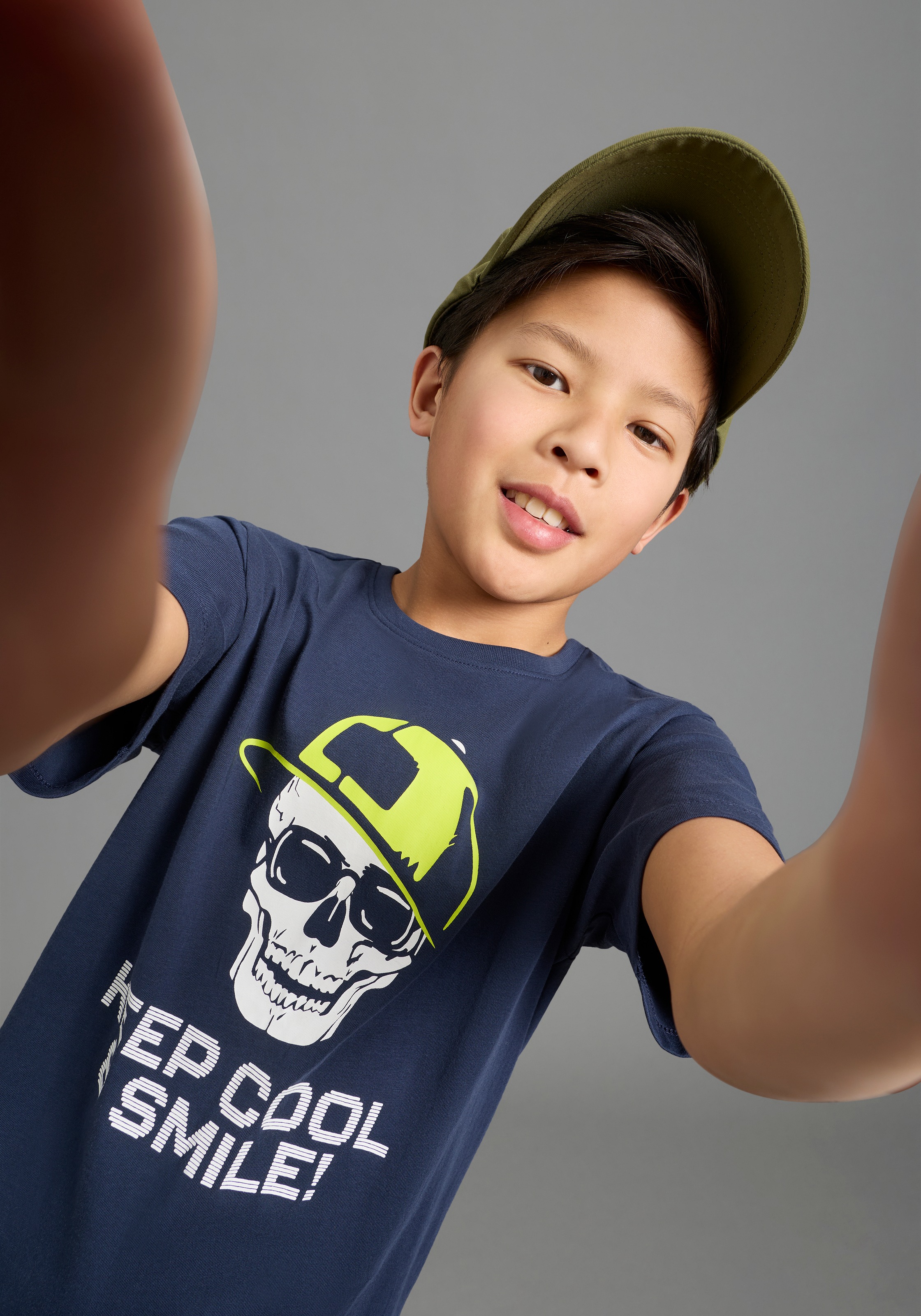 KIDSWORLD T-Shirt »Mit Sprüche-Print: KEEP COOL...« kurzärmelig,  basic geschnitten,  Rundhalsausschnitt,  aus Baumwolle