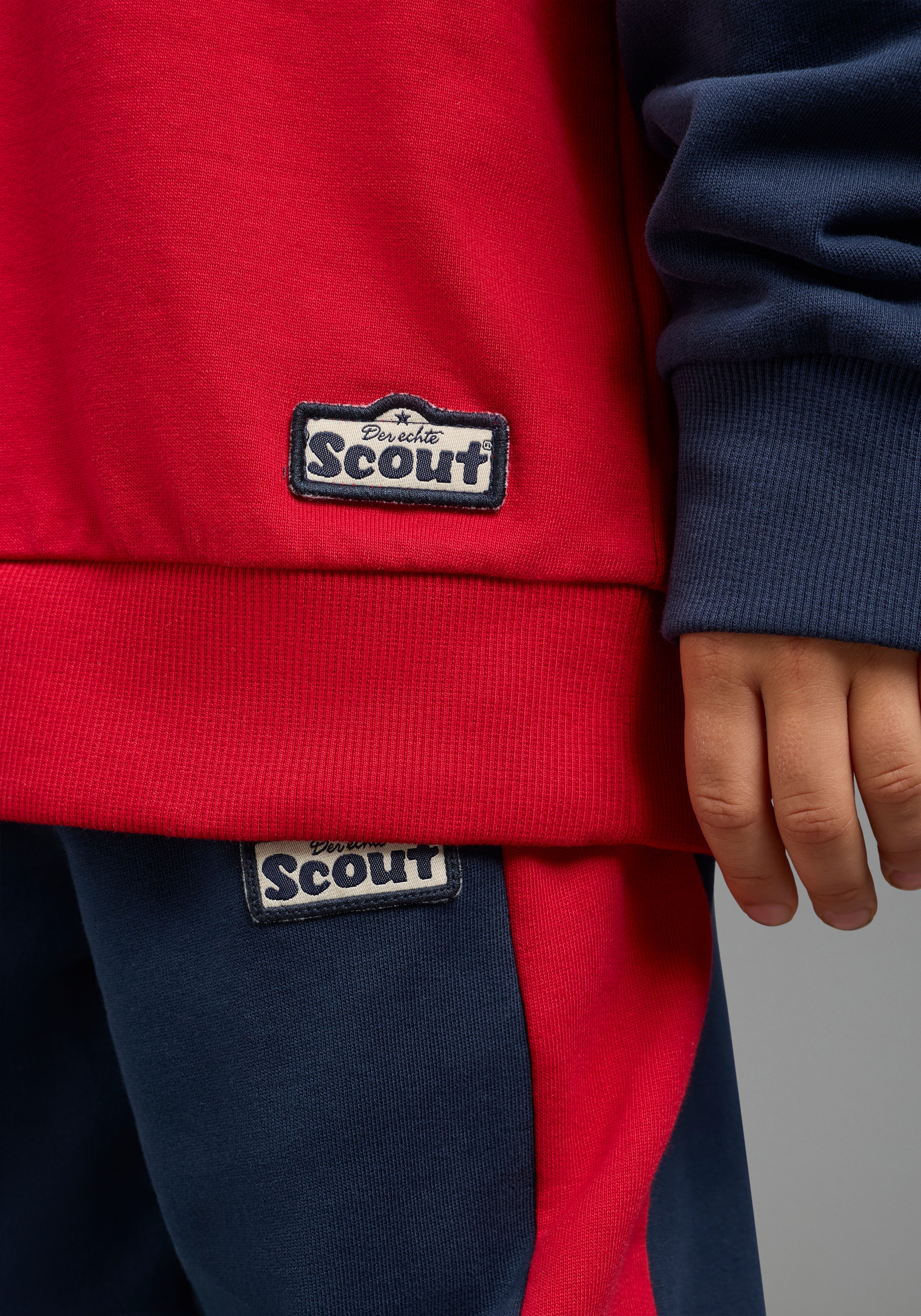 Scout Sweatshirt »Rundhals-Sweat mit kontrastfarbigen Einsätzen - NEU von SCOUT«, Rundhals, Langarm, hüftbedeckende Länge, mit Badge-Applikation
