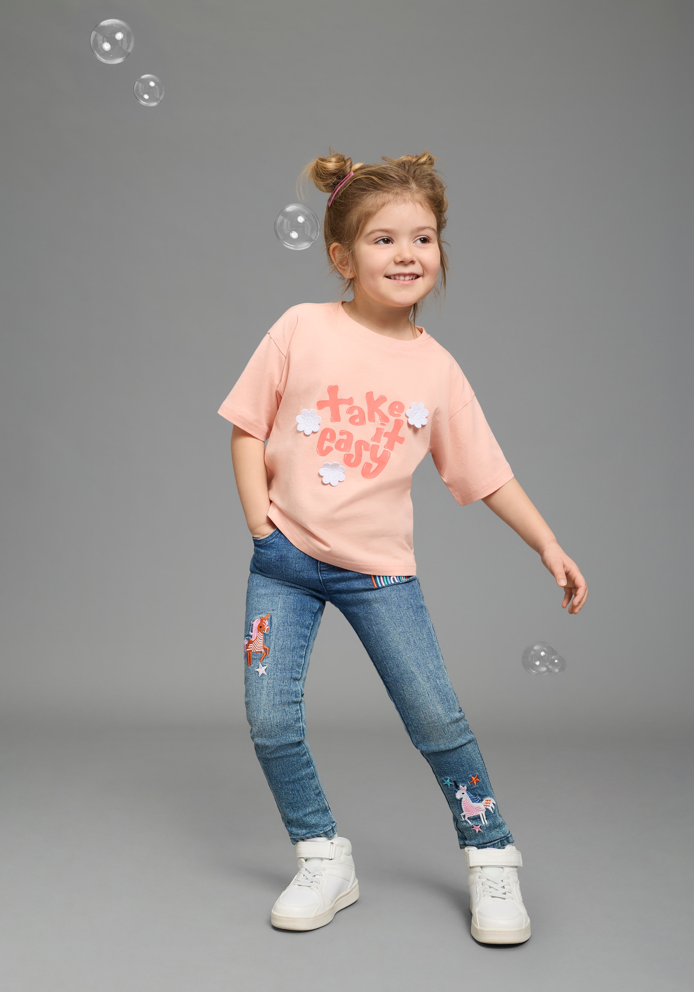 KIDSWORLD T-Shirt »mit süßen Druck und Häckelblumen« lässige Passform, Kurzarm, geblümt, mit Häkelapplikation