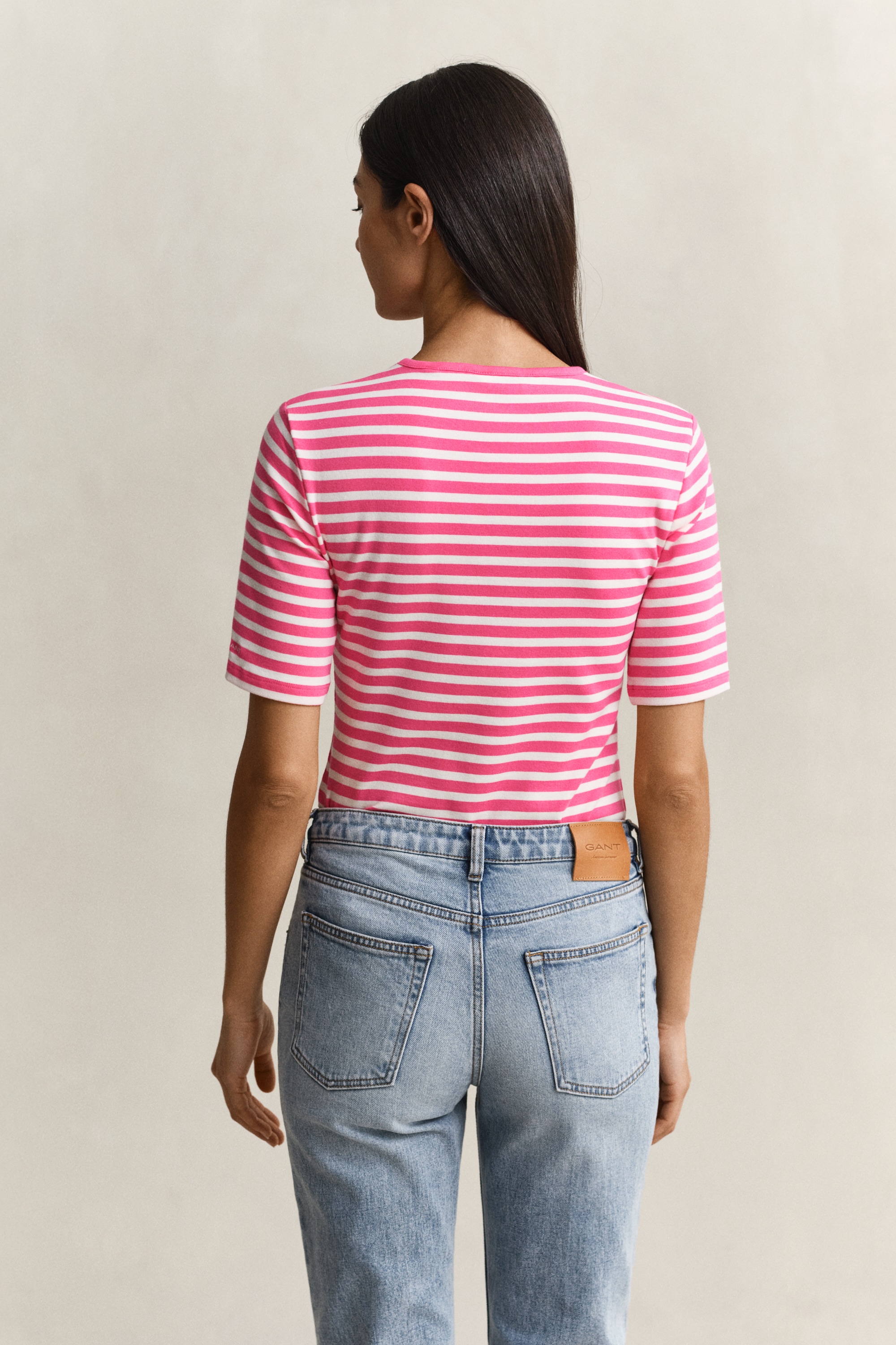 Gant T-Shirt »SLIM STRIPED 1X1 RIBBED KA T-SHIRT« mit dezentem Logoschriftzug am Ärmelabschluss