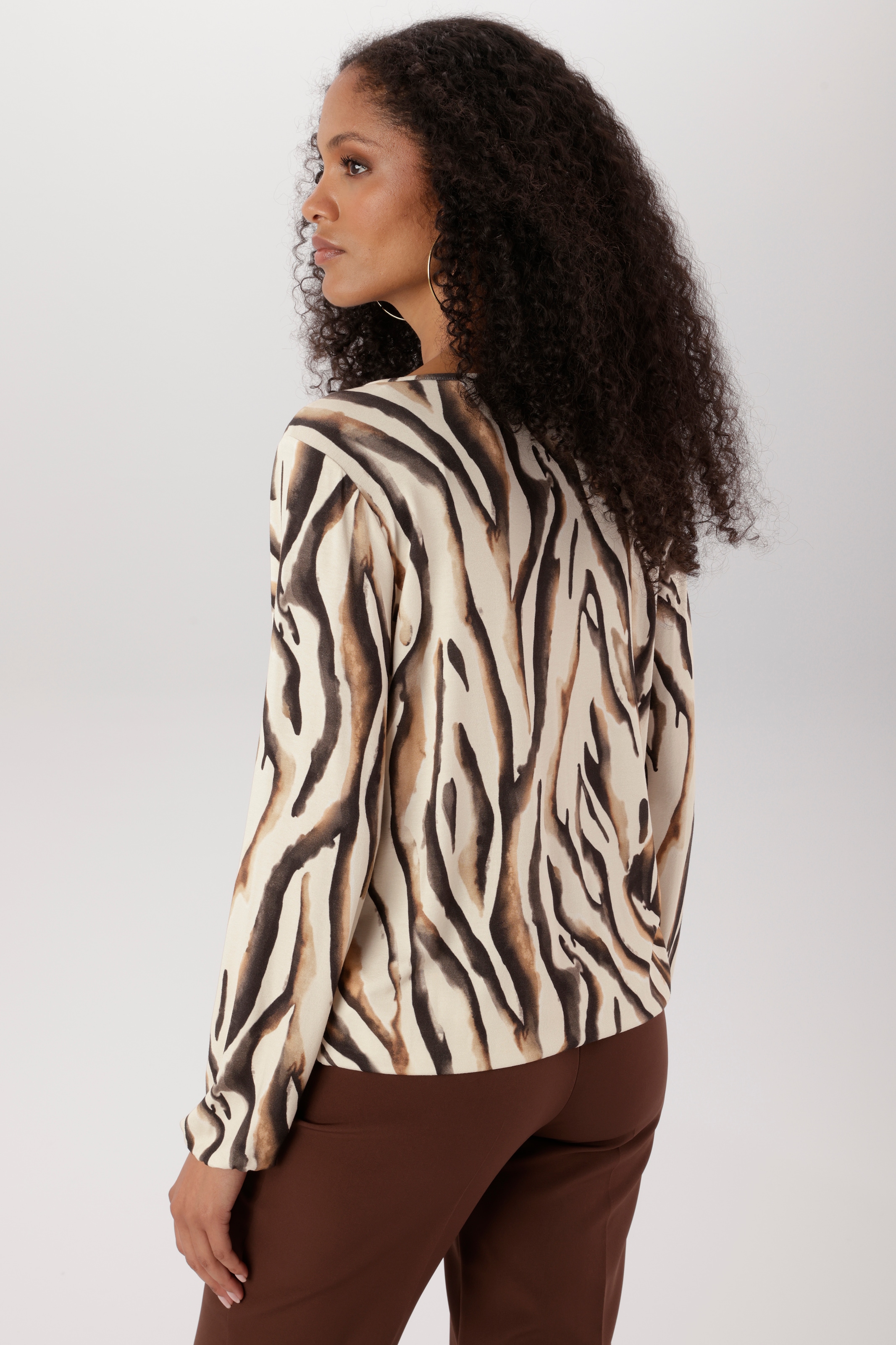Aniston SELECTED Langarmshirt mit Cut-out und trendy Animalmuster Allover - NEUE KOLLEKTION