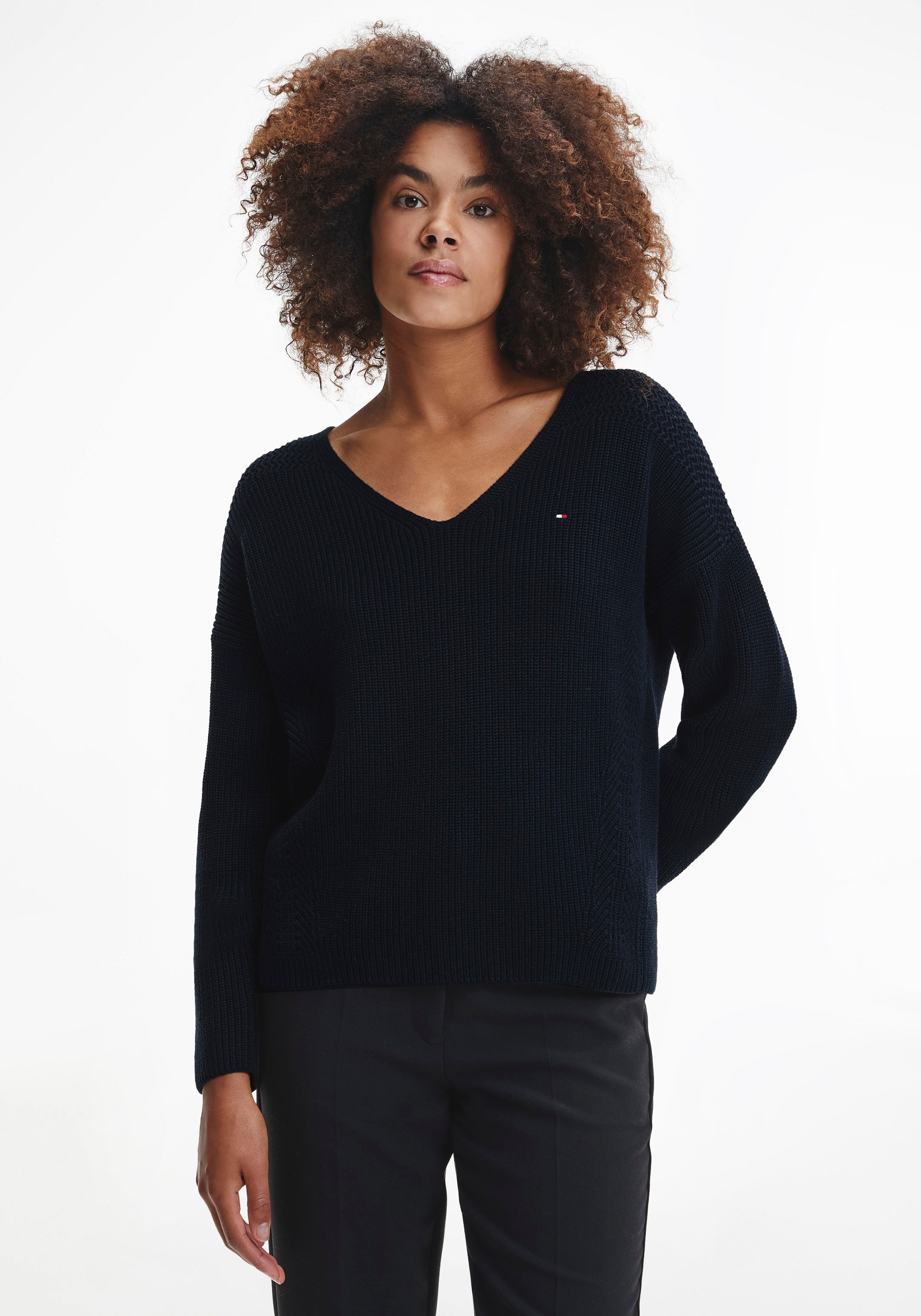 Tommy Hilfiger Strickpullover »HAYANA DETAIL V-NK SWEATER«, mit dezentem Tommy Hilfiger Logo Flag