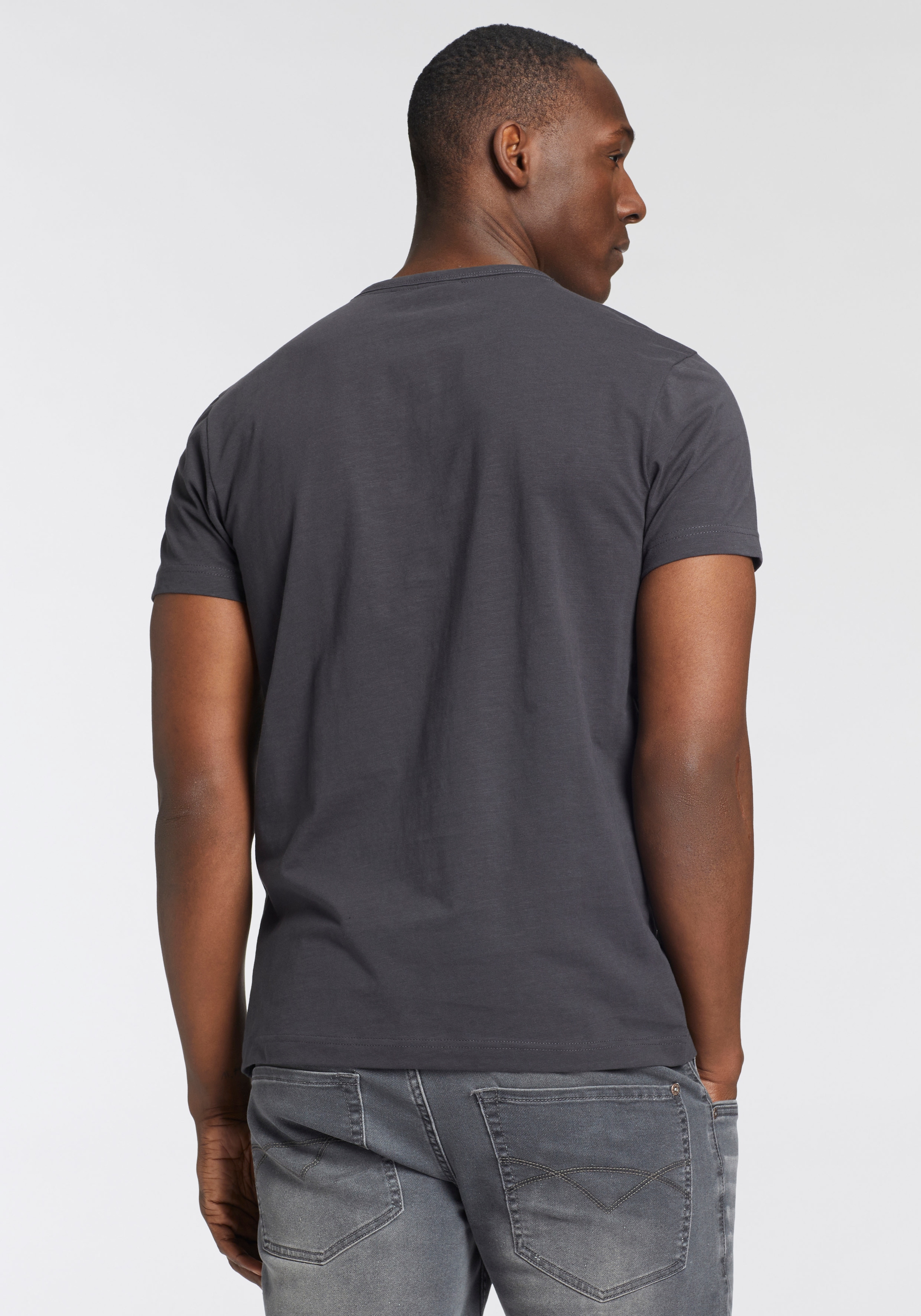 Bruno Banani T-Shirt, Mit geknöpften V-Ausschnitt