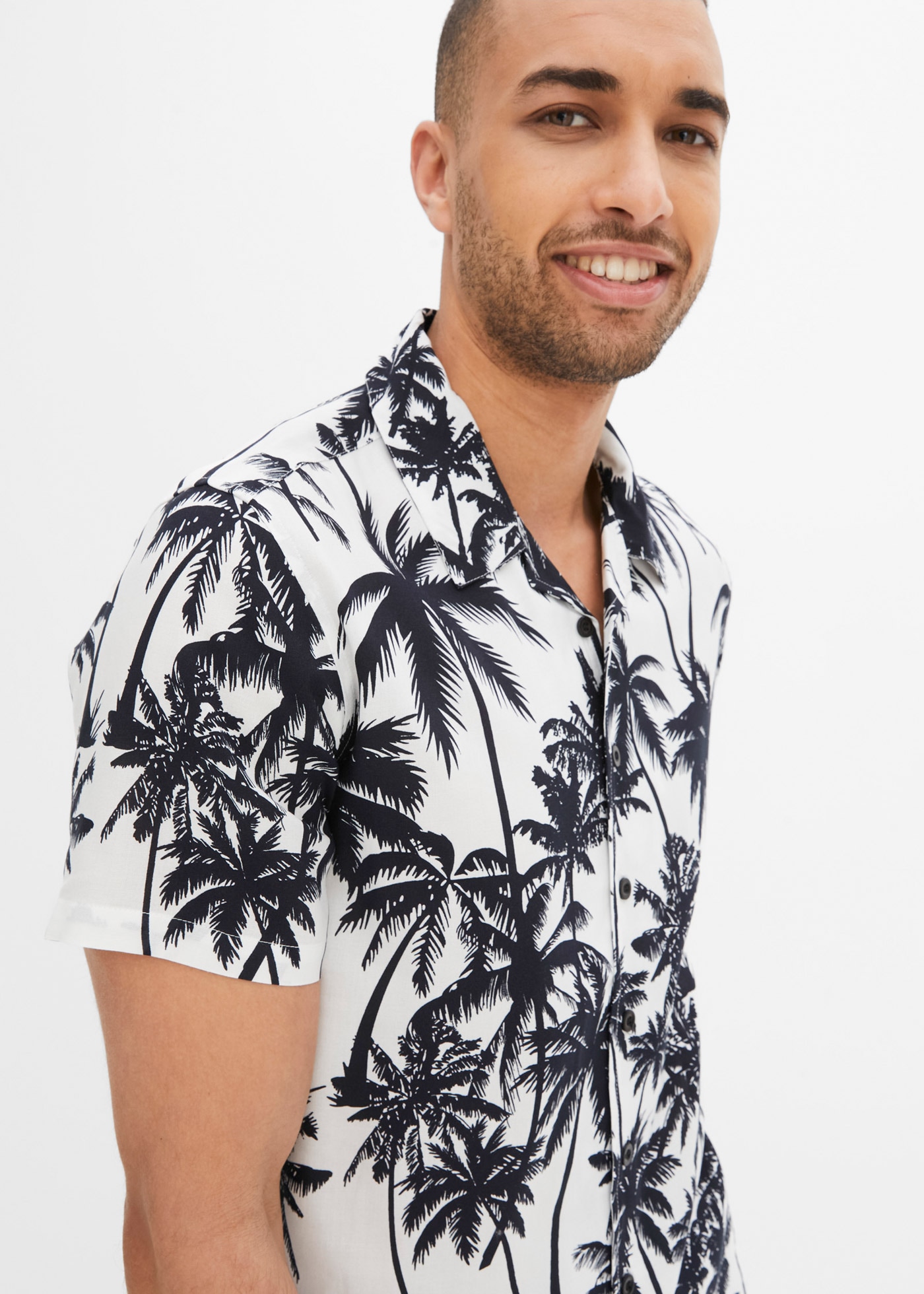bonprix Kurzarmhemd »Kurzarmhemd aus Viskose, Slim Fit« schmale Passform, aus Viskose, Allover-Print, bedrucktes Design