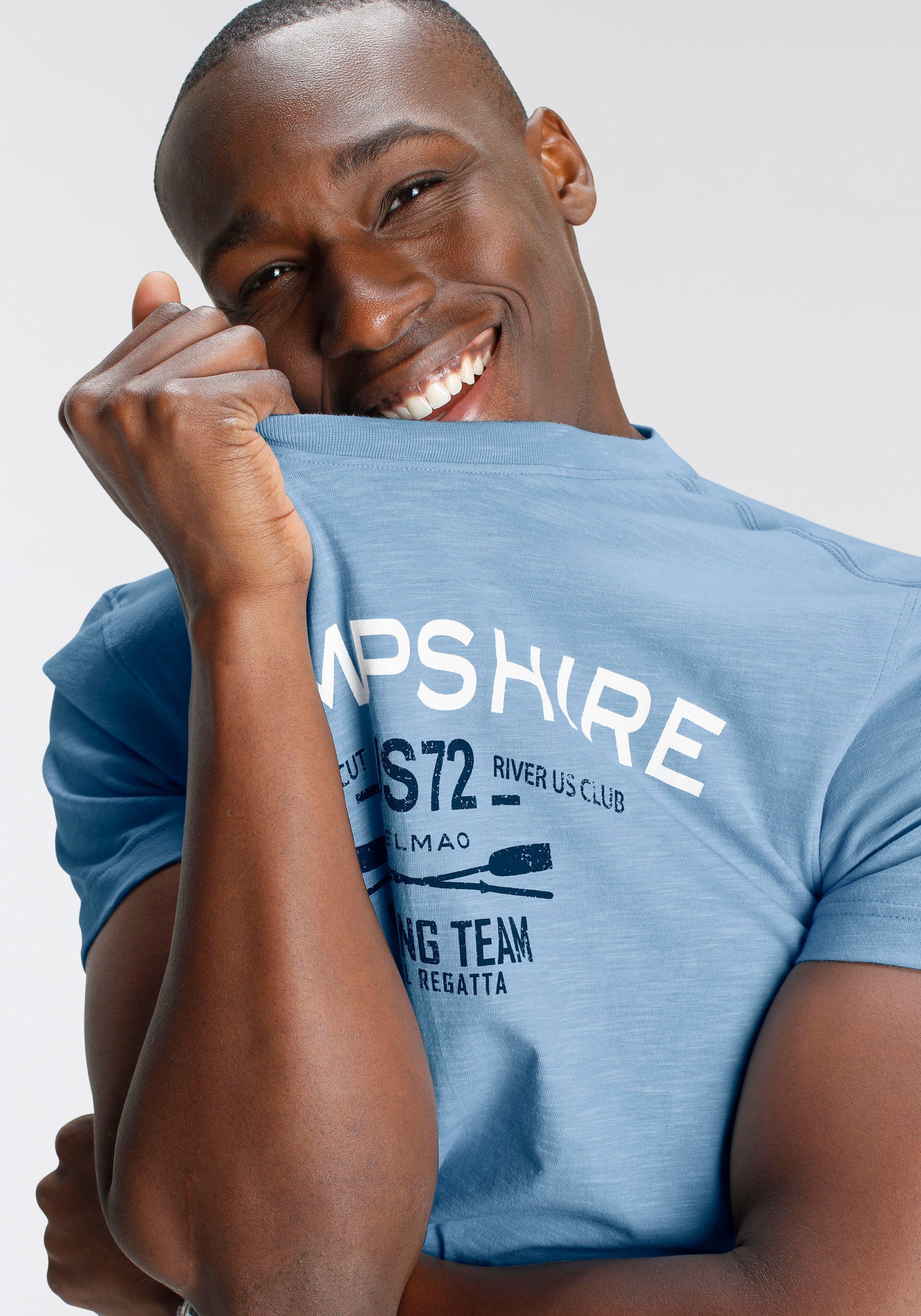 online MARKE! OTTO - T-Shirt, NEUE mit bei Brustprint modischem DELMAO bestellen