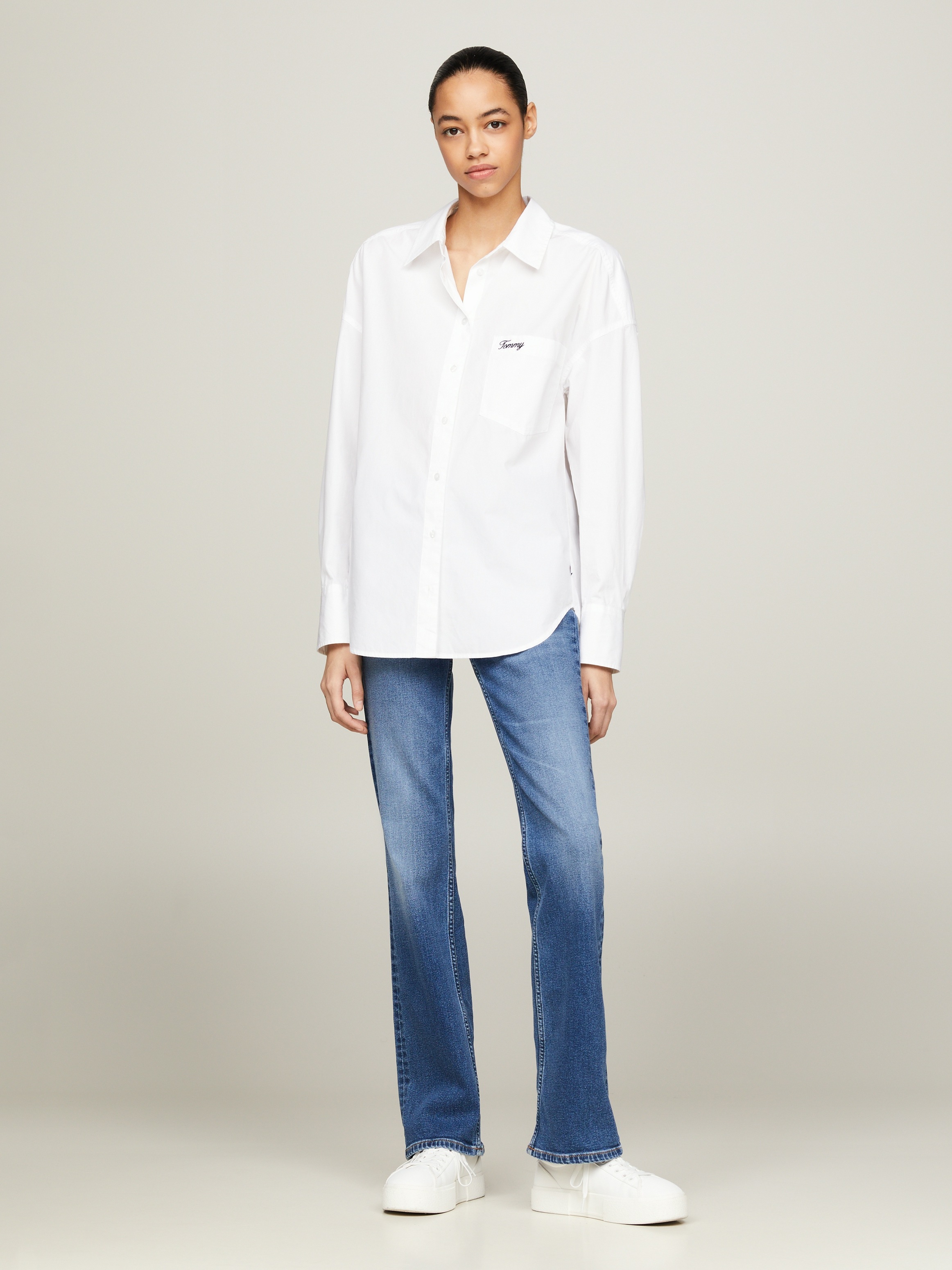 Tommy Jeans Blusentop »TJW SP OVR SCRIPT SHIRT EXT«, Mit Tommy Jeans Logo-Schriftzug