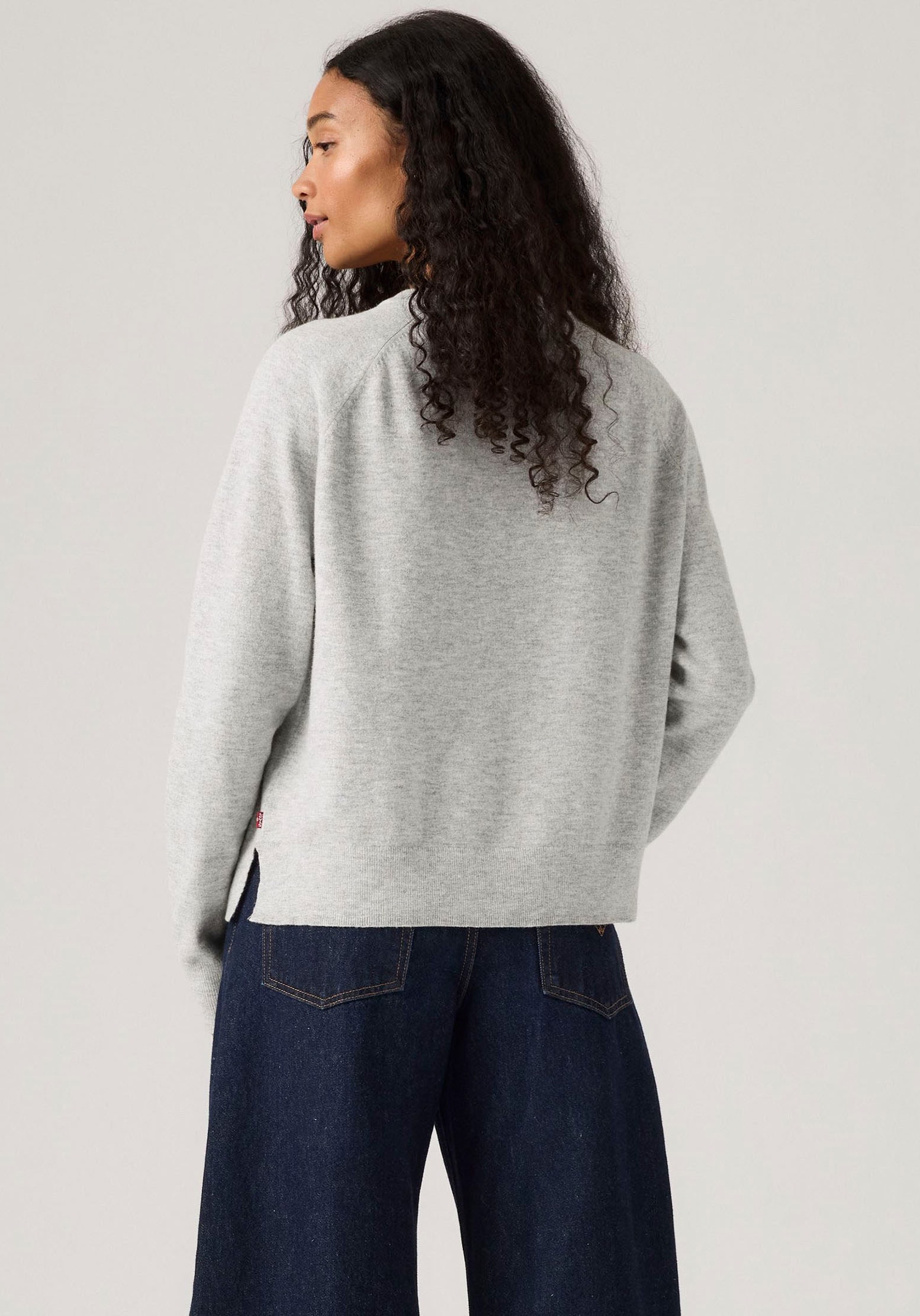 Levi's® V-Ausschnitt-Pullover »TARA SUPER SOFT V«, im Bund beidseitig mit kurzem Schlitz