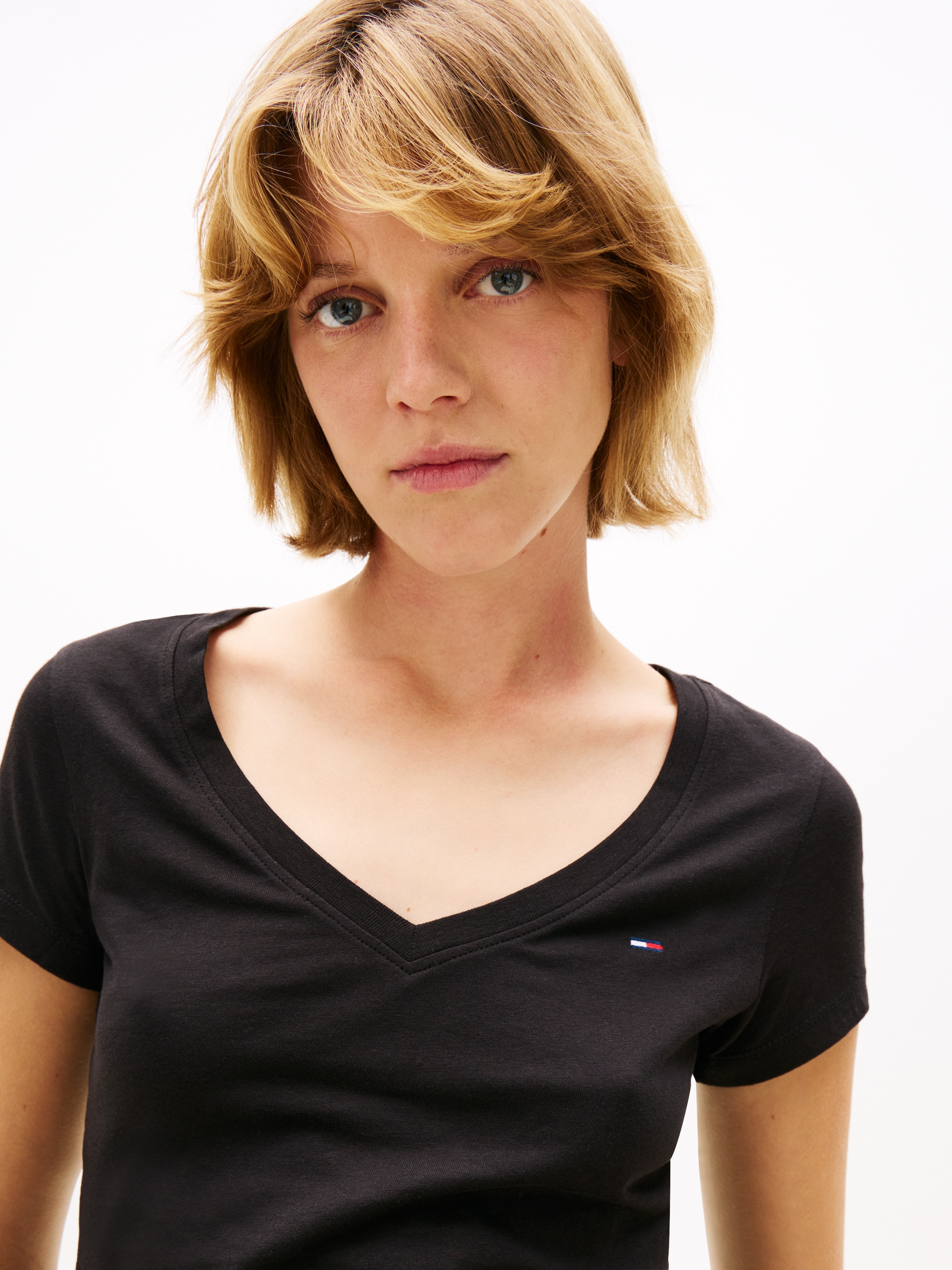 Tommy Jeans T-Shirt »TJW 2PACK V-NECK TEE« Packung, 2-er Pack, 2 Stk. mit Logostickerei