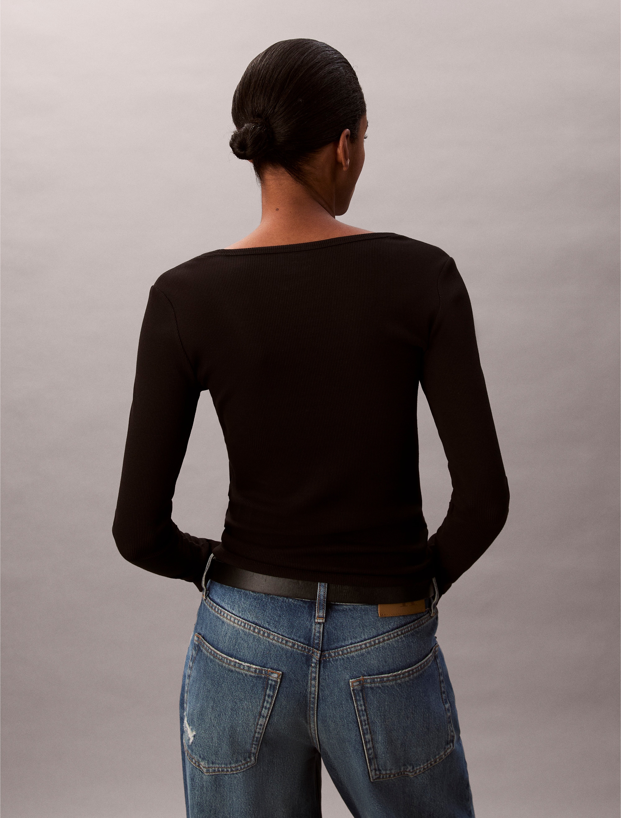 Calvin Klein Jeans Langarmshirt »LS WOVEN LABEL 2X2 RIB SCOOP NEC«, Mit Rundhalsausschnitt, regular fit
