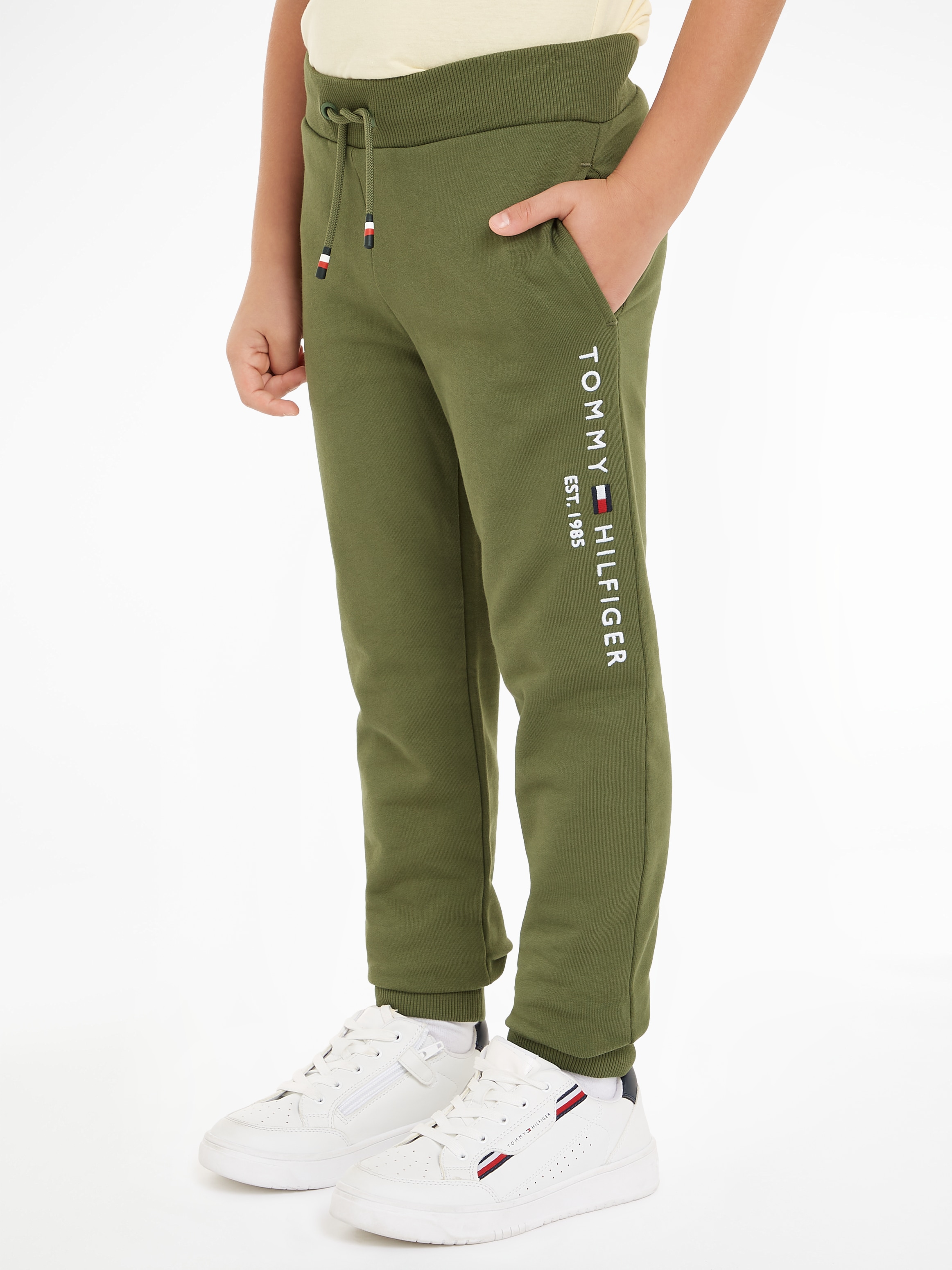 Sweathose »ESSENTIAL SWEATPANTS«, Kinder bis 16 Jahre mit gestickter Logoflagge