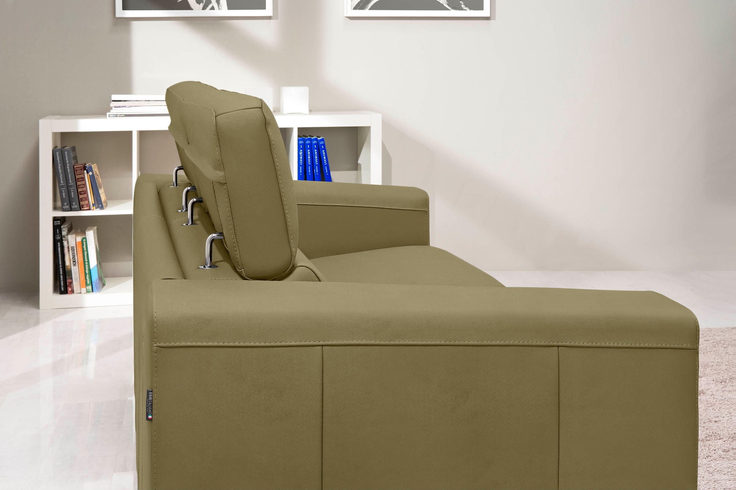 Egoitaliano Schlafsofa »Cabiria, Design und super Sitz- und Liegekomfort«, Sofa inkl. Schlaffunktion, Kopfteile verstellbar, mit Metallfüßen
