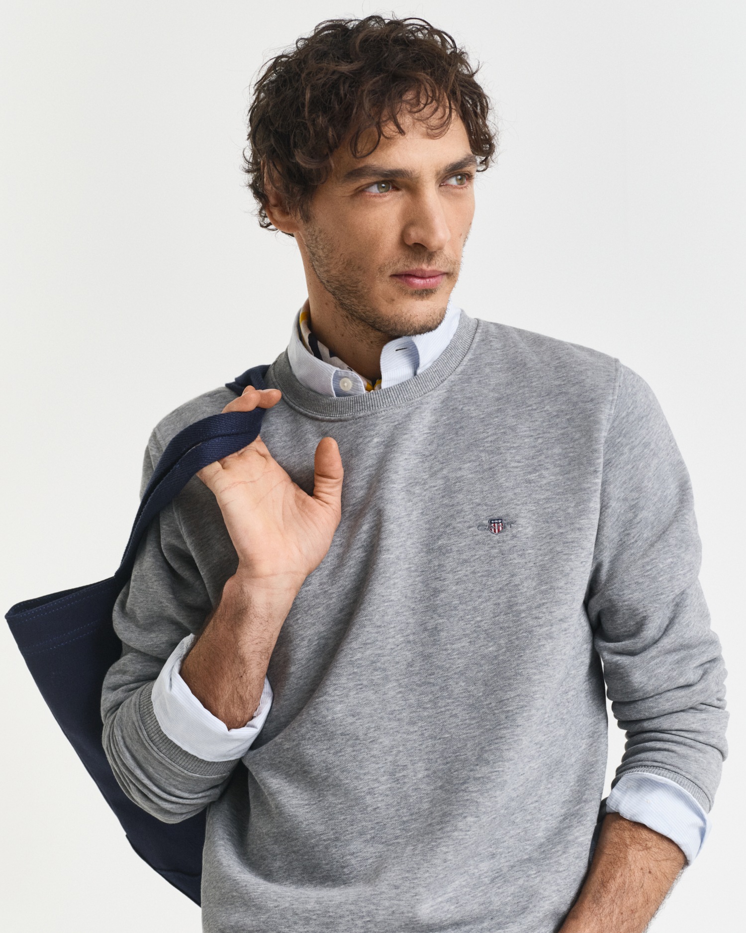 Gant Sweatshirt »REG SHIELD C-NECK SWEAT«, mit Logostickerei auf der Brust
