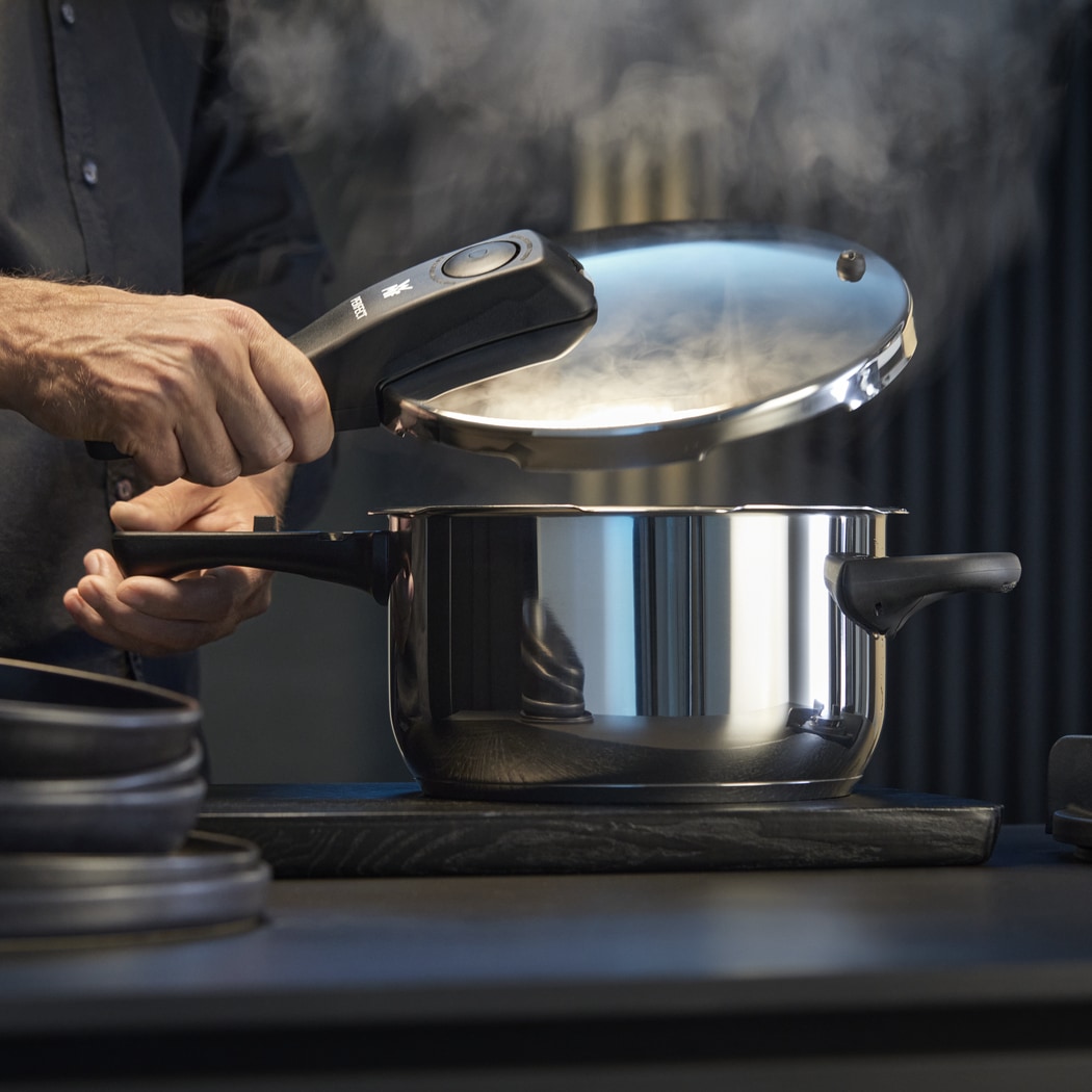 WMF Schnellkochtopf »Perfect One Pot, Dampfkochtopf Induktion 4,5l + 3l, großes Kochsignal« Set, 1x Schnellkochtopf 4,5 I mit Deckel und 1x Schnellbratpfanne 3,0 l, 2 Stk. tlg. Cromargan® Edelstahl Rostfrei 18/10