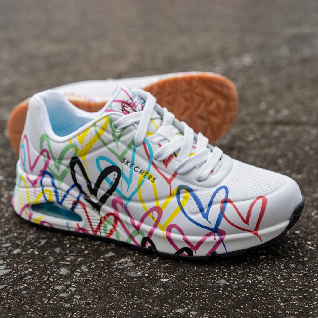 Skechers Wedgesneaker »UNO-SPREAD THE LOVE«, Freizeitschuh, Halbschuh, Schnürschuh mit auffälligem Graffiti-Print