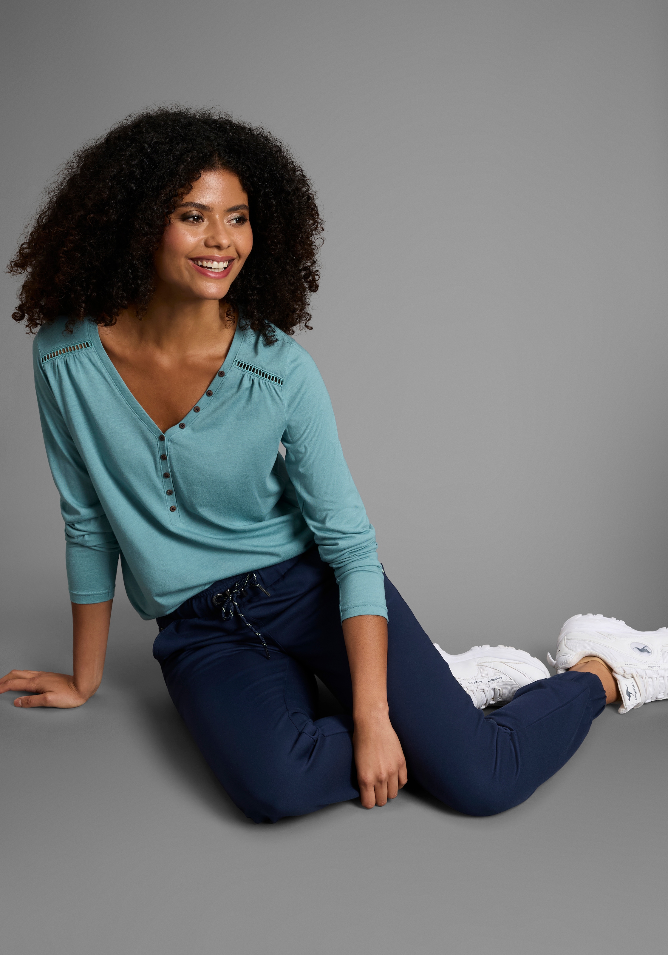 KangaROOS Langarmshirt mit Knopfleiste und süßen Details