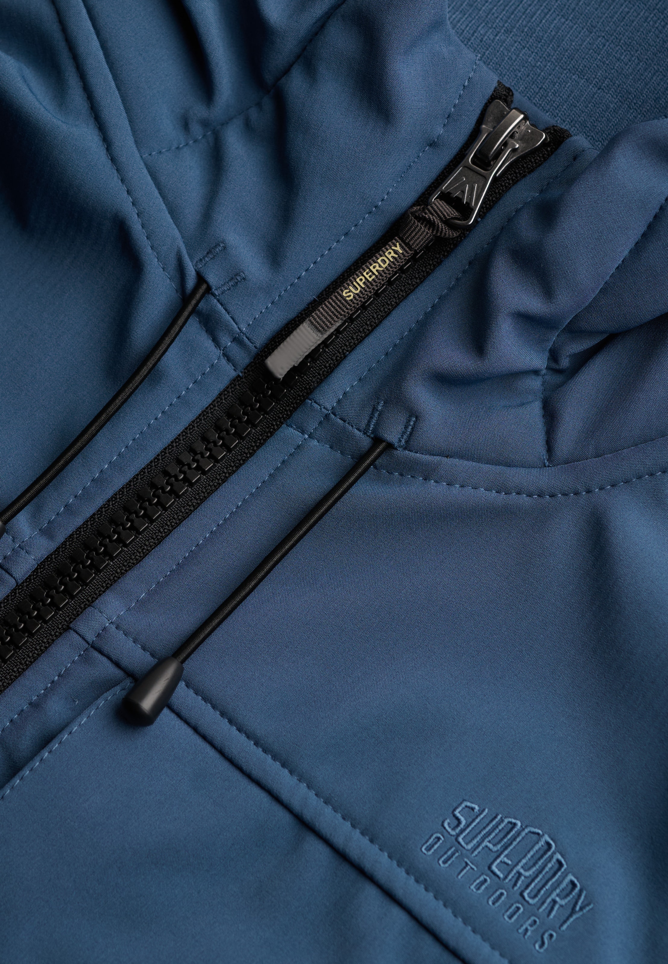 Superdry Outdoorjacke »HOODED CLASSIC TREKKER JACKET« mit Kapuze mit Materialmix aus Polyester und Elasthan, Slim Fit