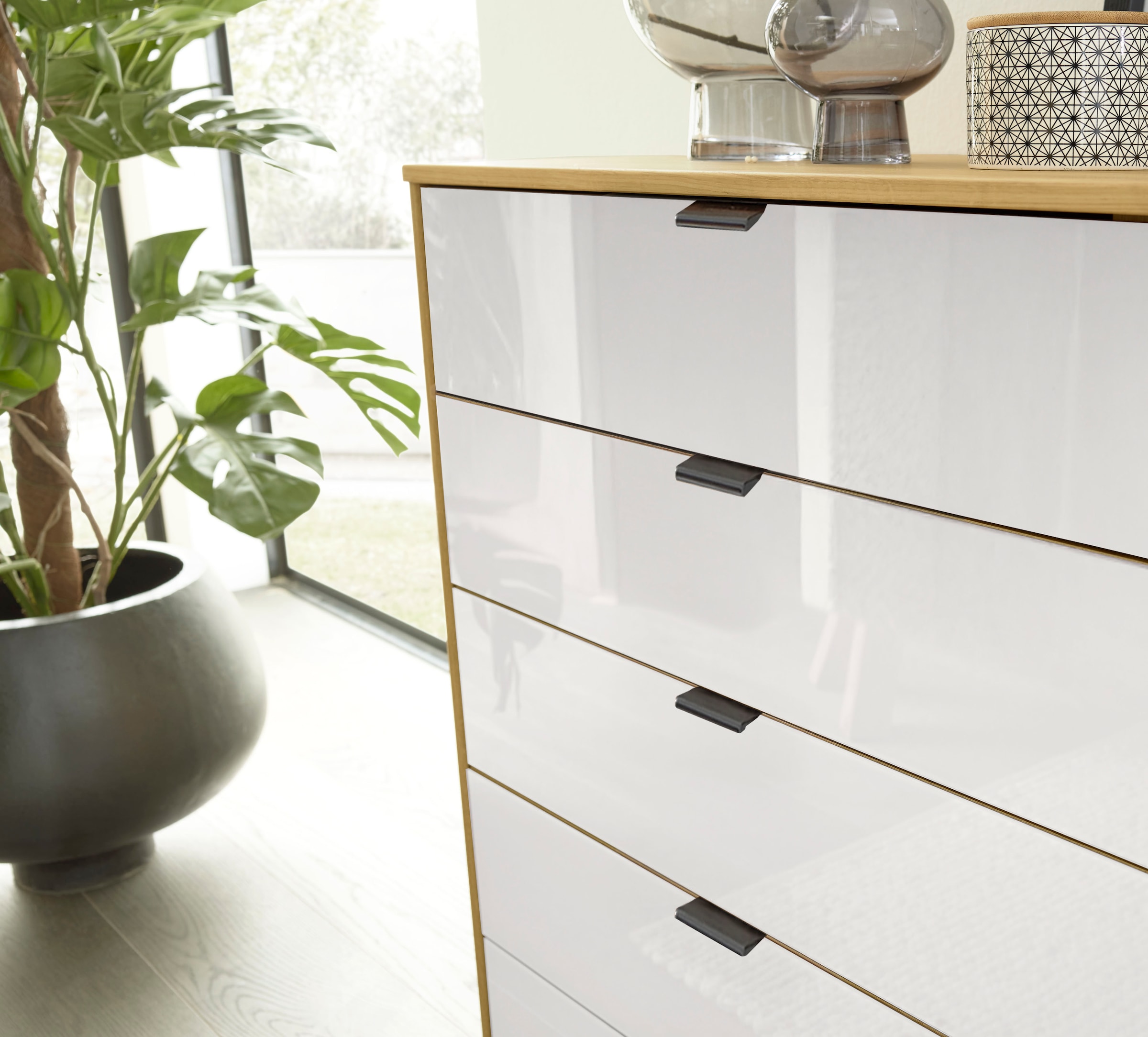 WIEMANN Schubkastenkommode »Cardiff Sideboard, Wäscheschrank, teilmassiv Erle, mit Schubladen« Glas- oder Massivholzfront, verschiedene Breiten, MADE IN GERMANY,  Schubkästen inklusive Selbsteinzug und Dämpfung