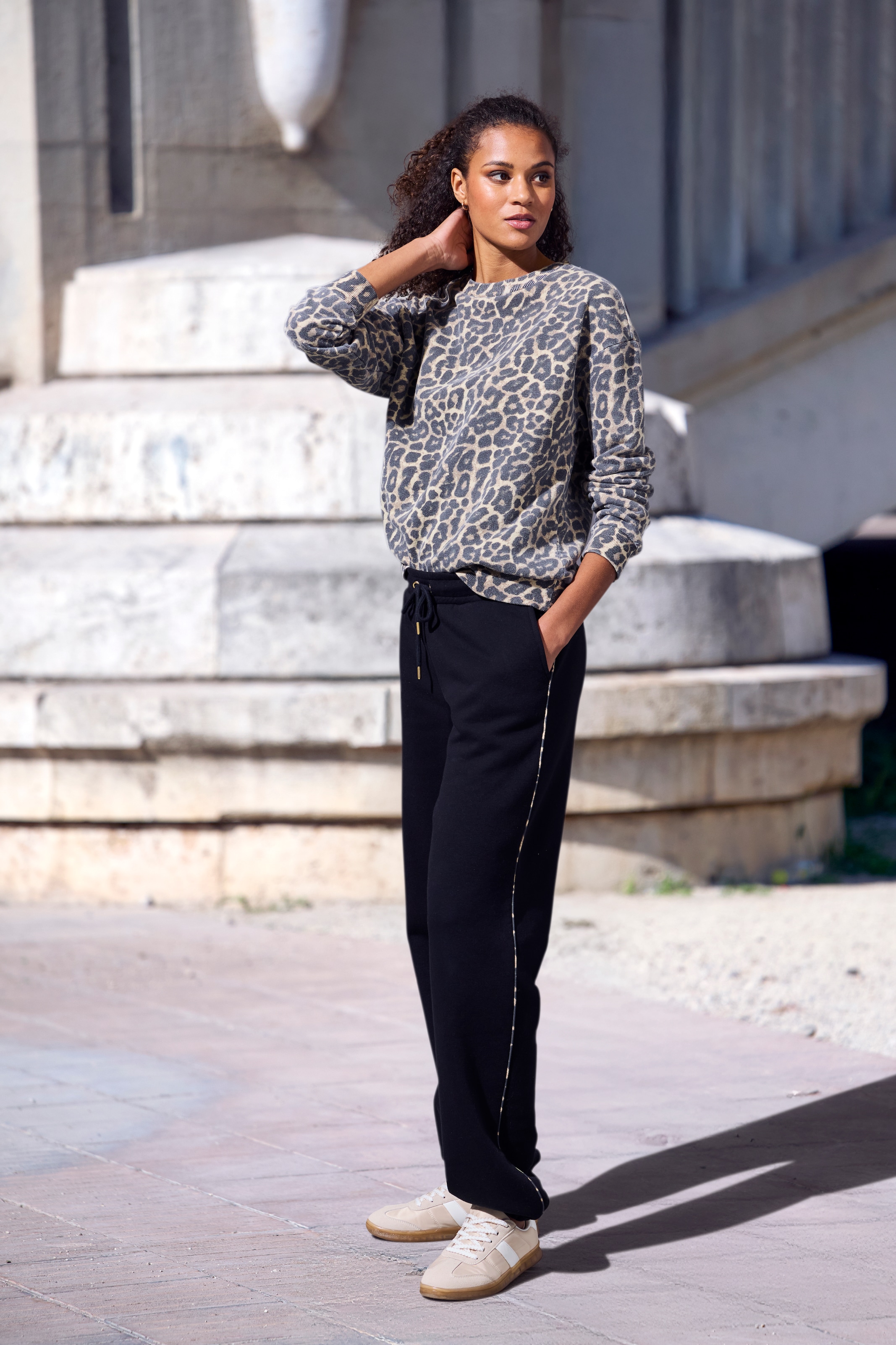 Buffalo Sweathose »Loungehose«  mit seitlichen Piping in Leo-Optik, Home- und Loungewear