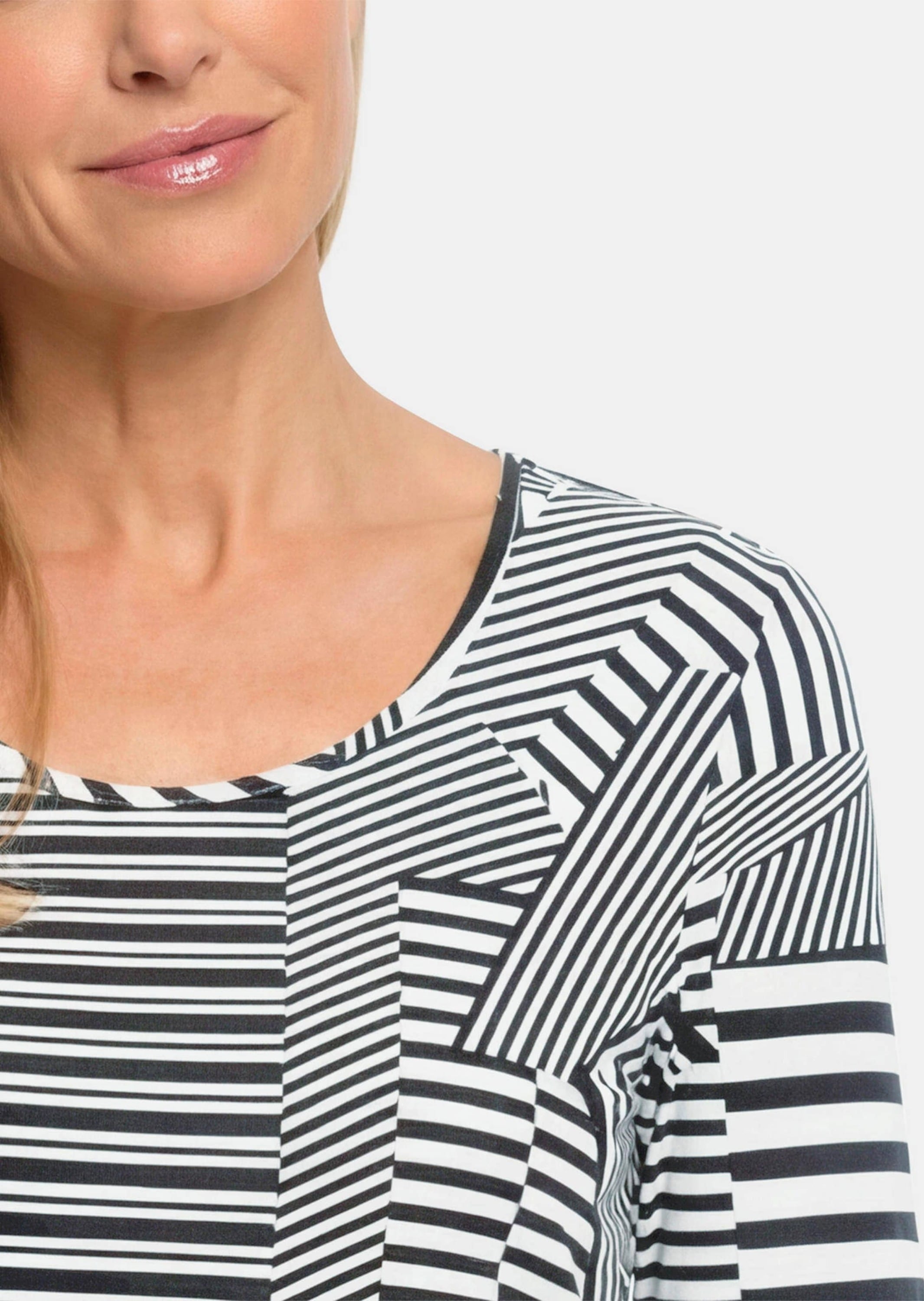 GOLDNER Kurzarmshirt »Kurzgröße Viskoseshirt mit abstraktem Streifendruck« stretchbequemer Viskosejersey
