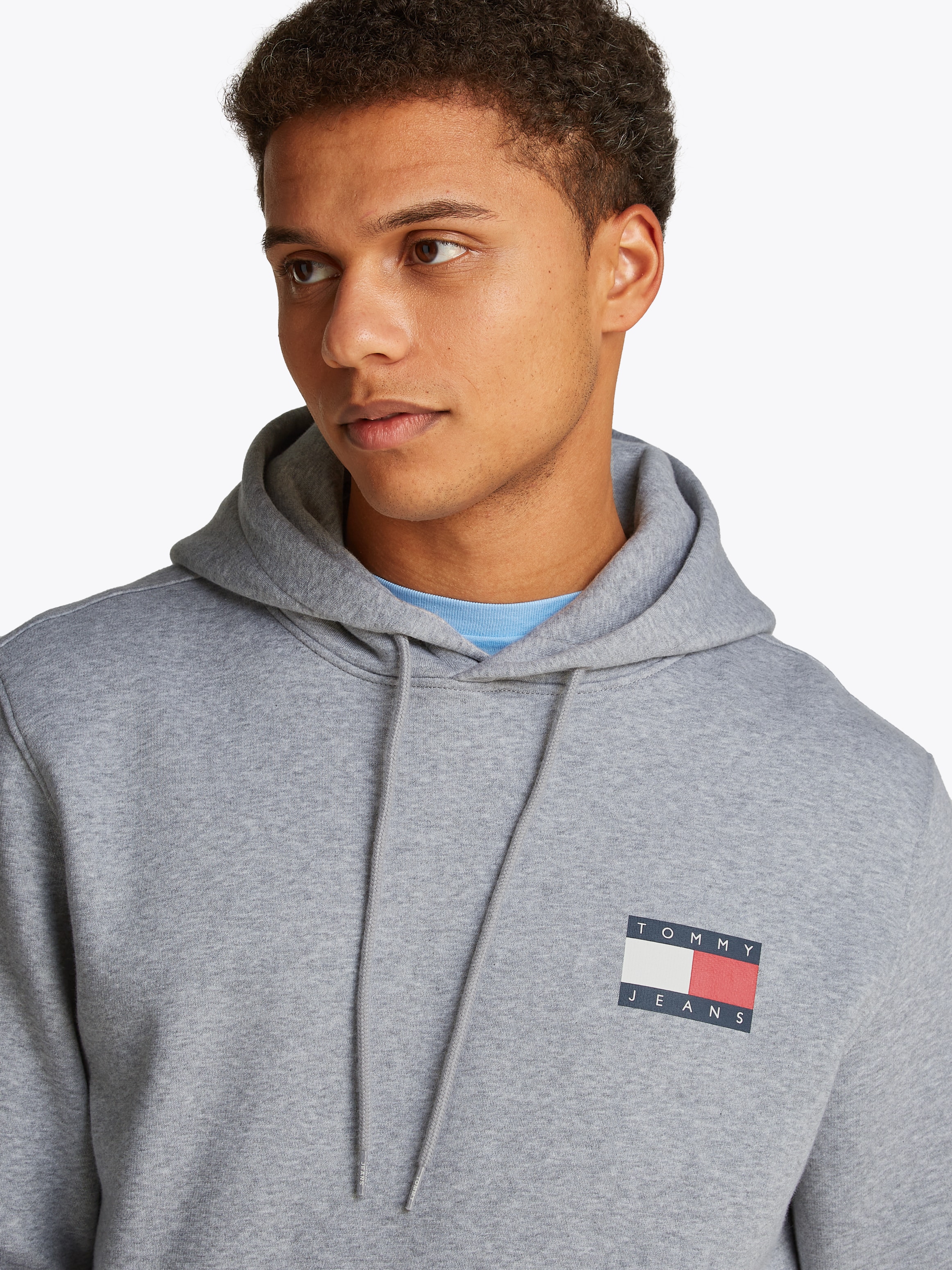 Tommy Jeans Sweatshirt »TJM REG ESSENTIAL FLAG HOOD EXT«, mit bedruckten Markenlogo auf Brusthöhe