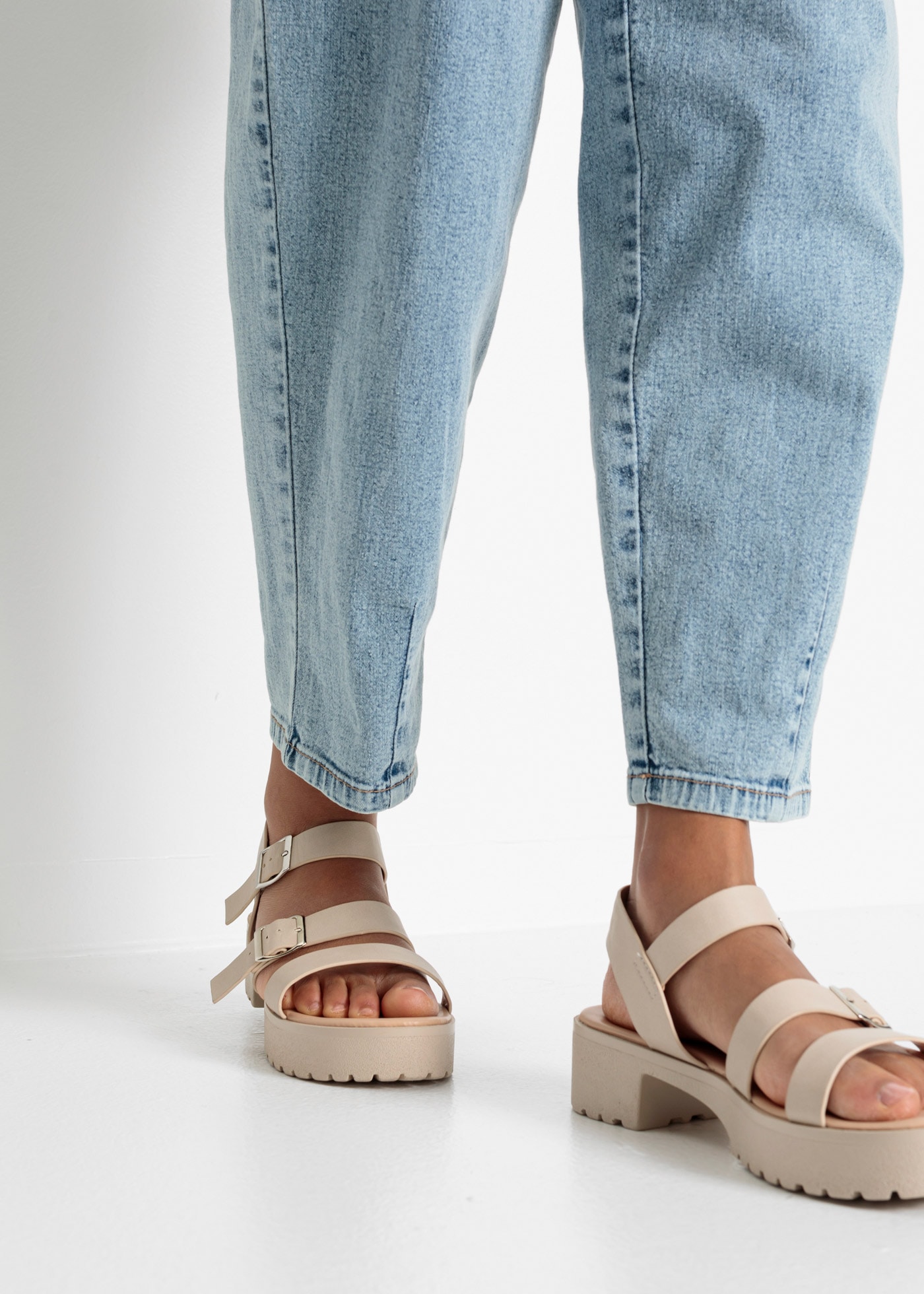 bonprix Loose-fit-Jeans 1 Barrel-Form, mit Gummibund, mit Elasthan-Anteil