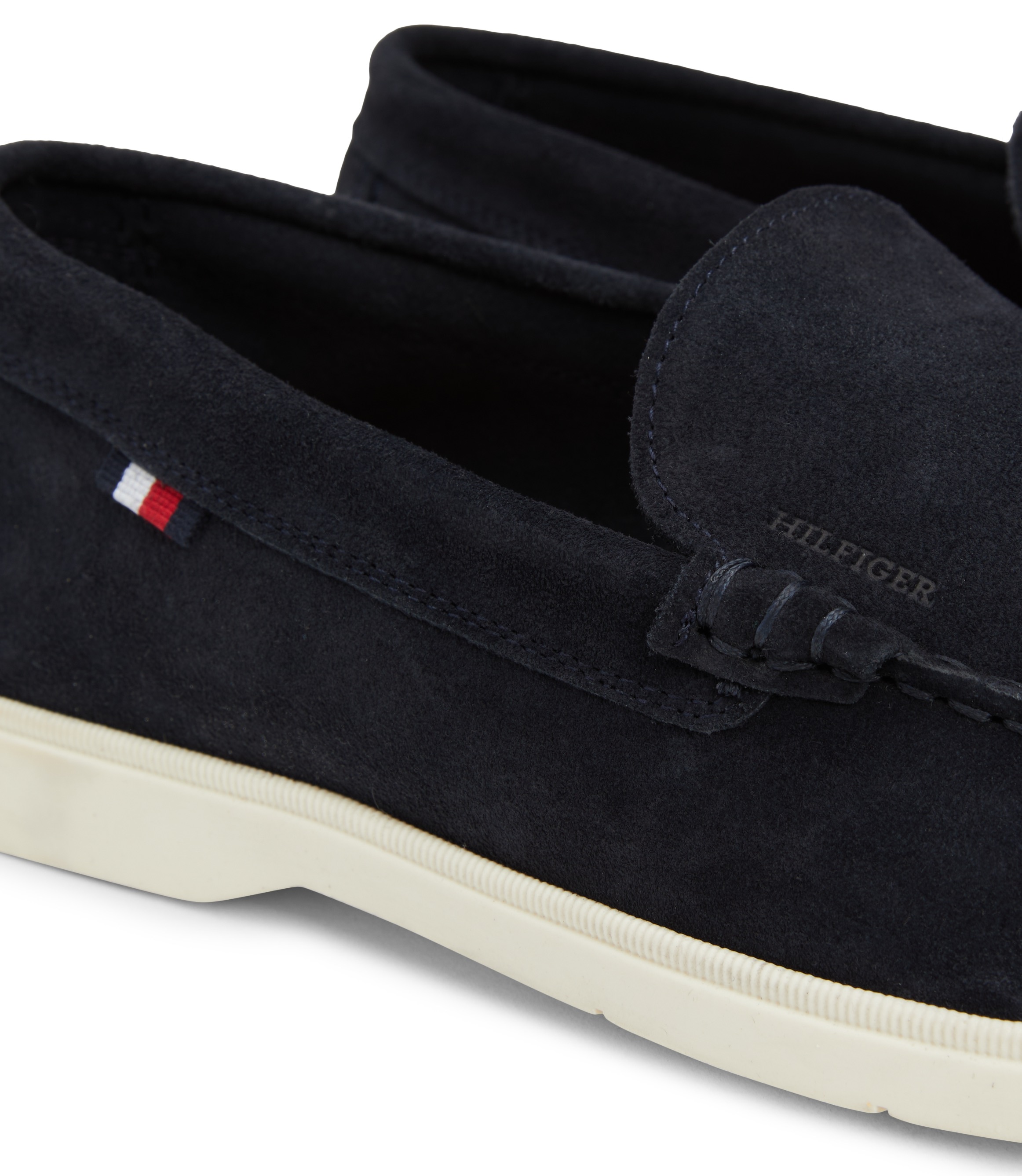 Tommy Hilfiger Slipper »HILFIGER CASUAL SUEDE LOAFER«, Businessmode, Schlupfschuh, Freitzeitschuh mit seitlicher Logoflag