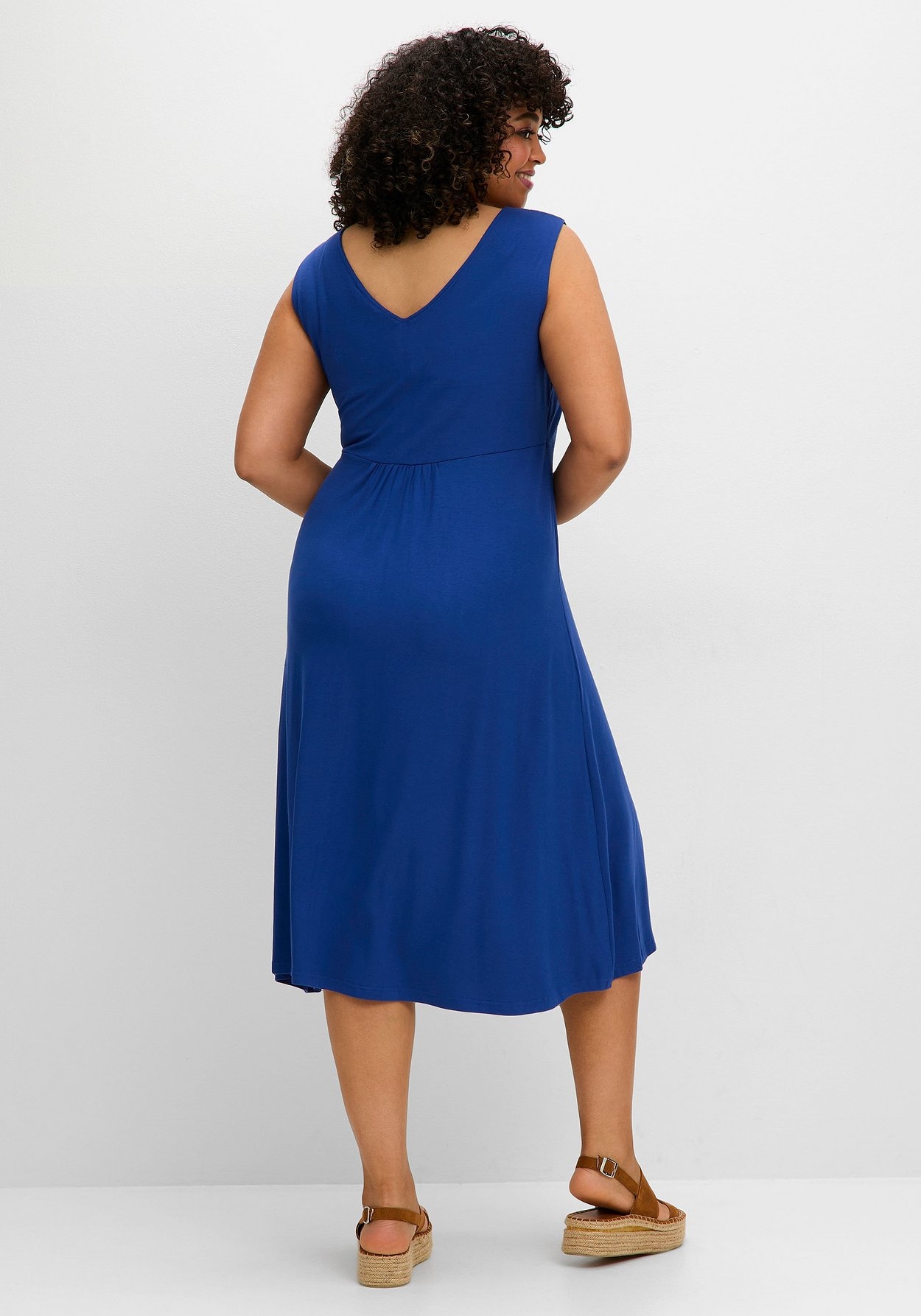 Sheego Jerseykleid »Ärmelloses Jerseykleid mit Raffung vorn«