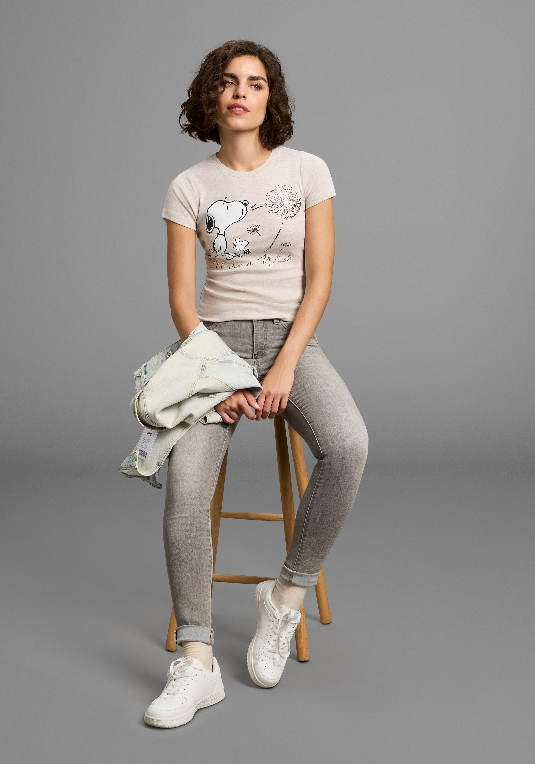 KangaROOS Kurzarmshirt, sehr figurbetonte Passform, bedruckte, melierte und metallic Optik