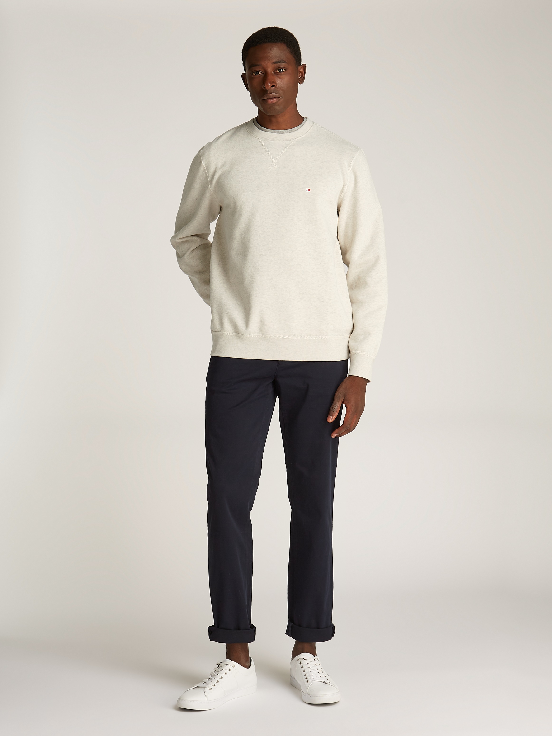 Tommy Hilfiger Sweatshirt »ESS SEASONAL FLEECE CREWNECK mit Rundhals und Stickerei«, unifarben, casual, regular fit, Baumwollmix, Rundhals