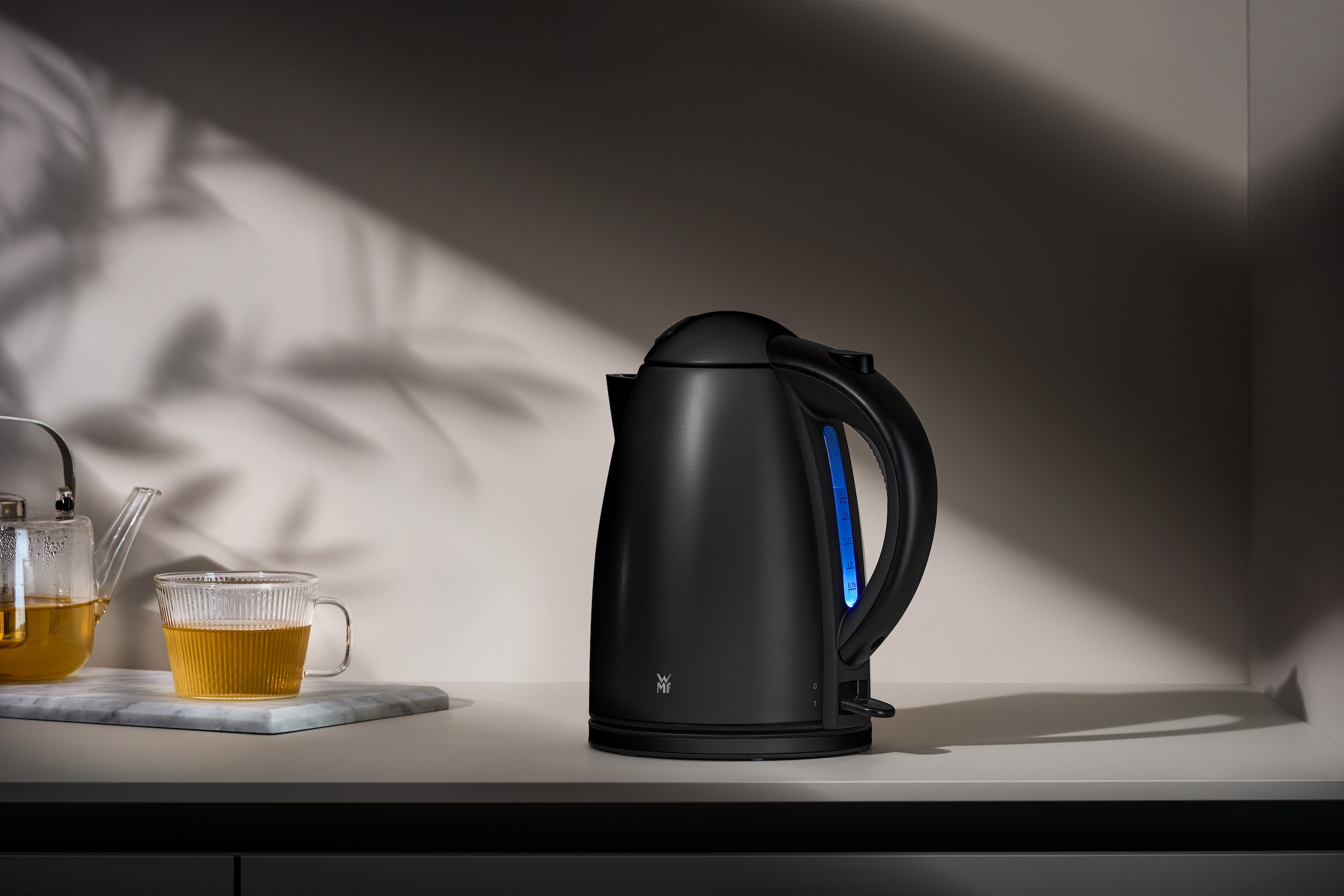 WMF Wasserkocher »Stelio Deep Black«, 1,7 l, 2400 W, Cromargan, beleuchtete Wasserstandsanzeige, 2400 Watt