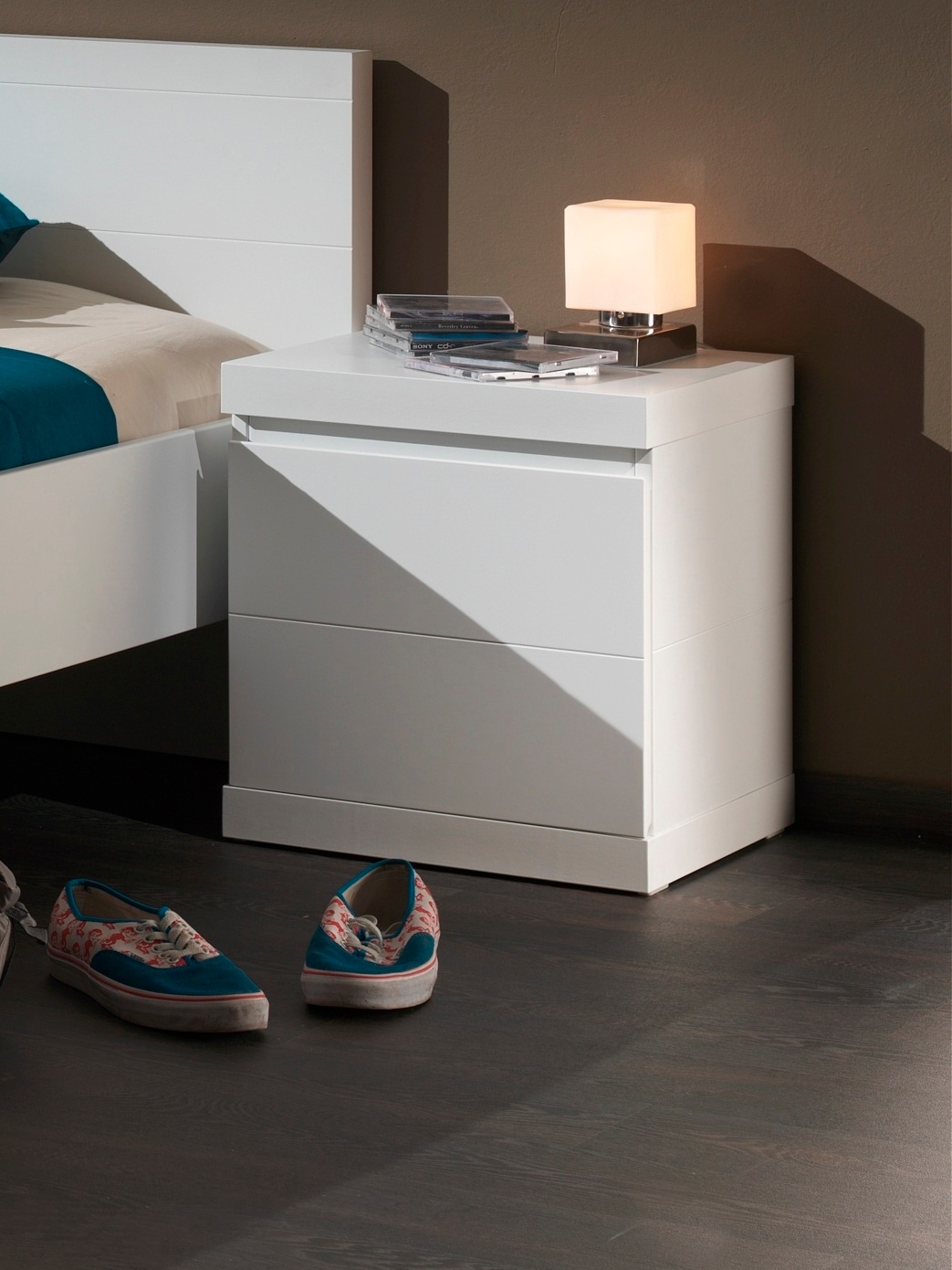 Vipack Nachtschrank, (Made in Europe), Nachtkonsole in gradlinigem Design, mit 1 Tür, Ausf. Weiß lackiert