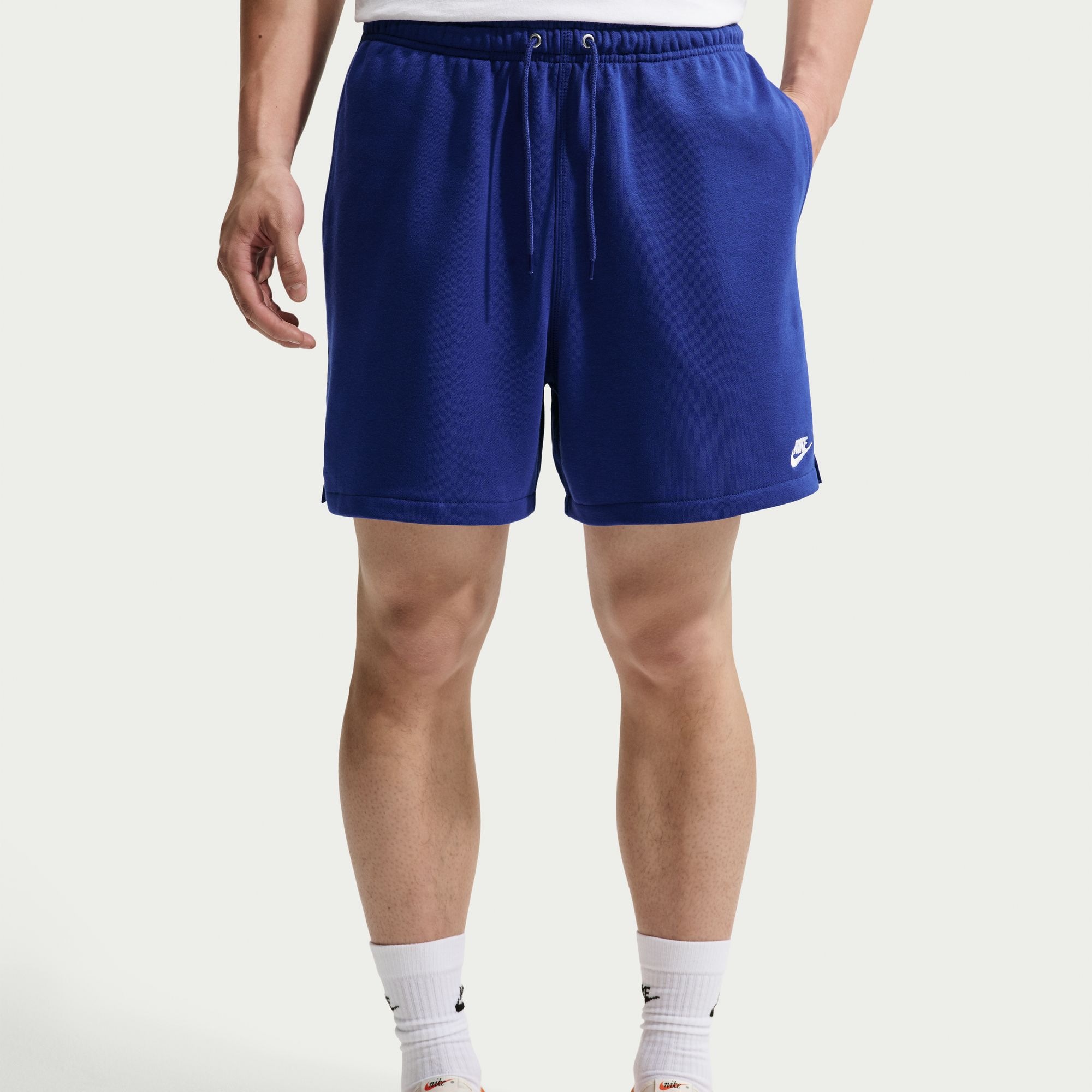 Nike Sportswear Shorts »M NK CLUB FLOW FT SHORT«  mit Eingrifftaschen und Gesäßtasche, aus Baumwollmischung