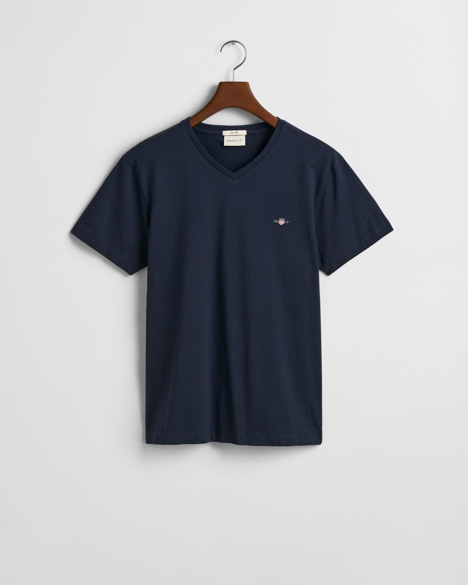 Gant T-Shirt »SLIM SHIELD V-NECK T-SHIRT« mit einer kleinen Logostickerei auf der Brust