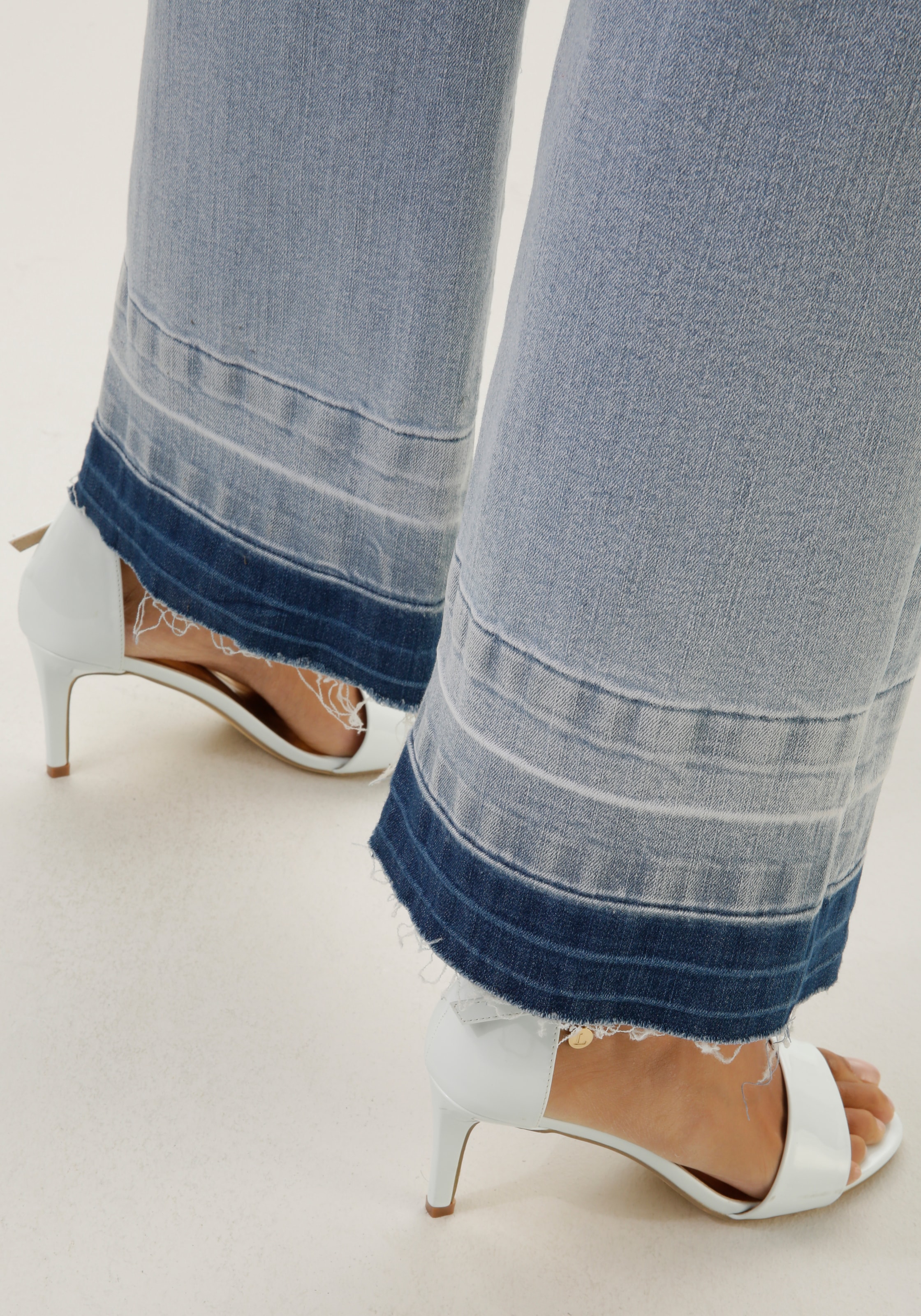 trendiger Straight-Jeans, Waschung Aniston Saum OTTO am ausgefranstem mit leicht bei online CASUAL