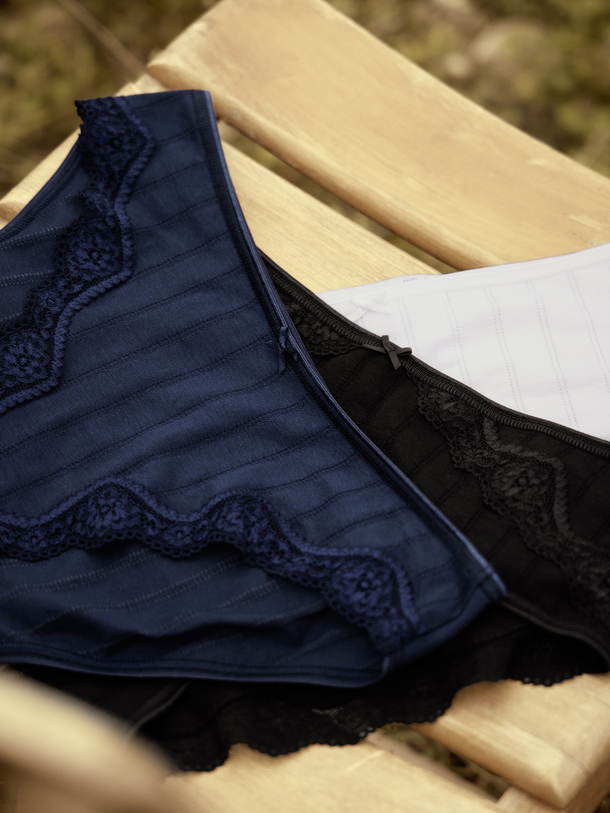 CALIDA Hüftslip »Etude Toujours«, Nadelstreifen-Optik, florale Spitze, Regular-Cut, Jacquard, elastisch