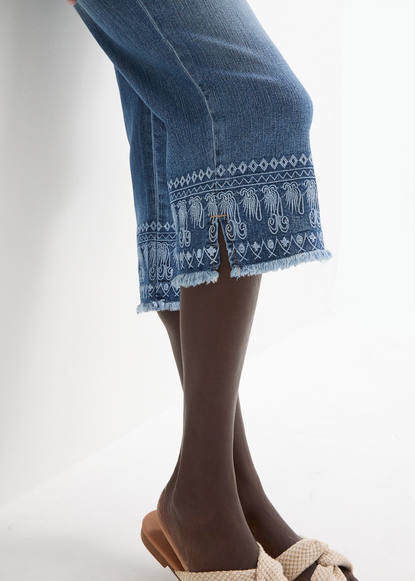 bonprix Caprijeans Slim Fit Passform, Capri-Länge, mit Stickerei