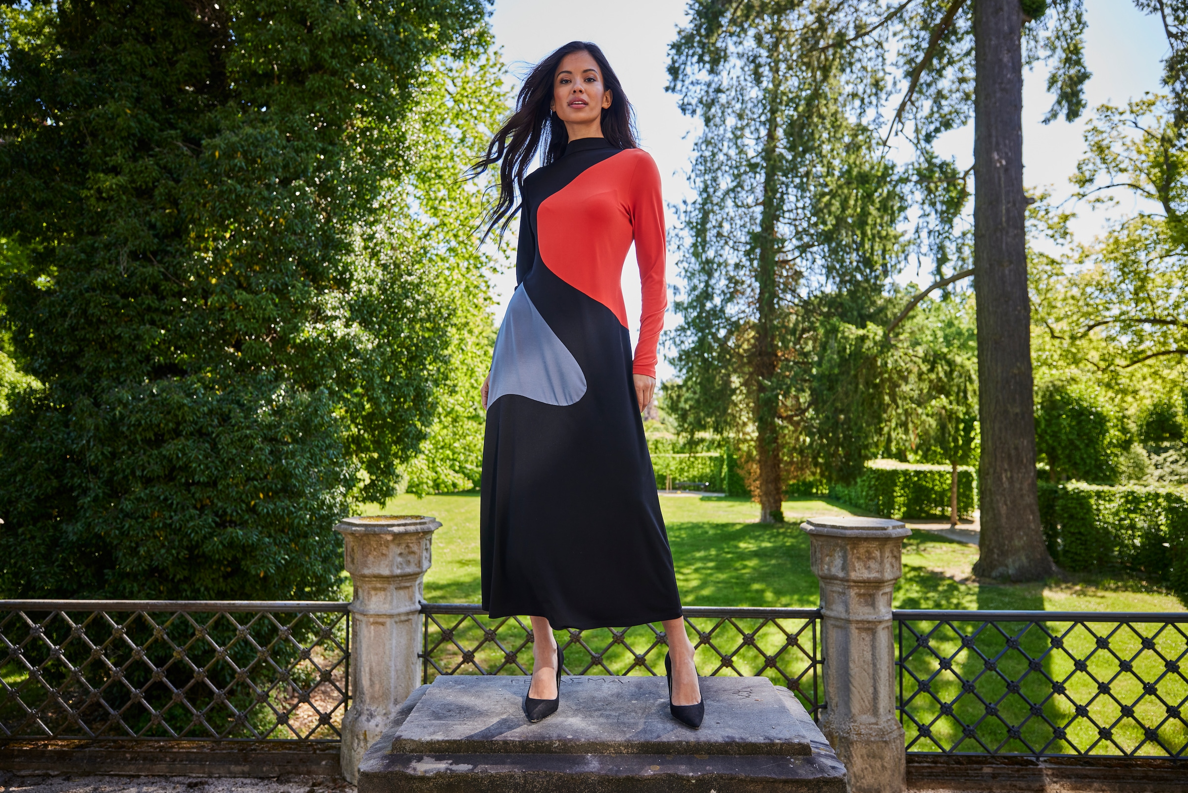 Aniston SELECTED Maxikleid, mit asymmetrisch verlaufenden Farbeinsätze - NEUE KOLLEKTION