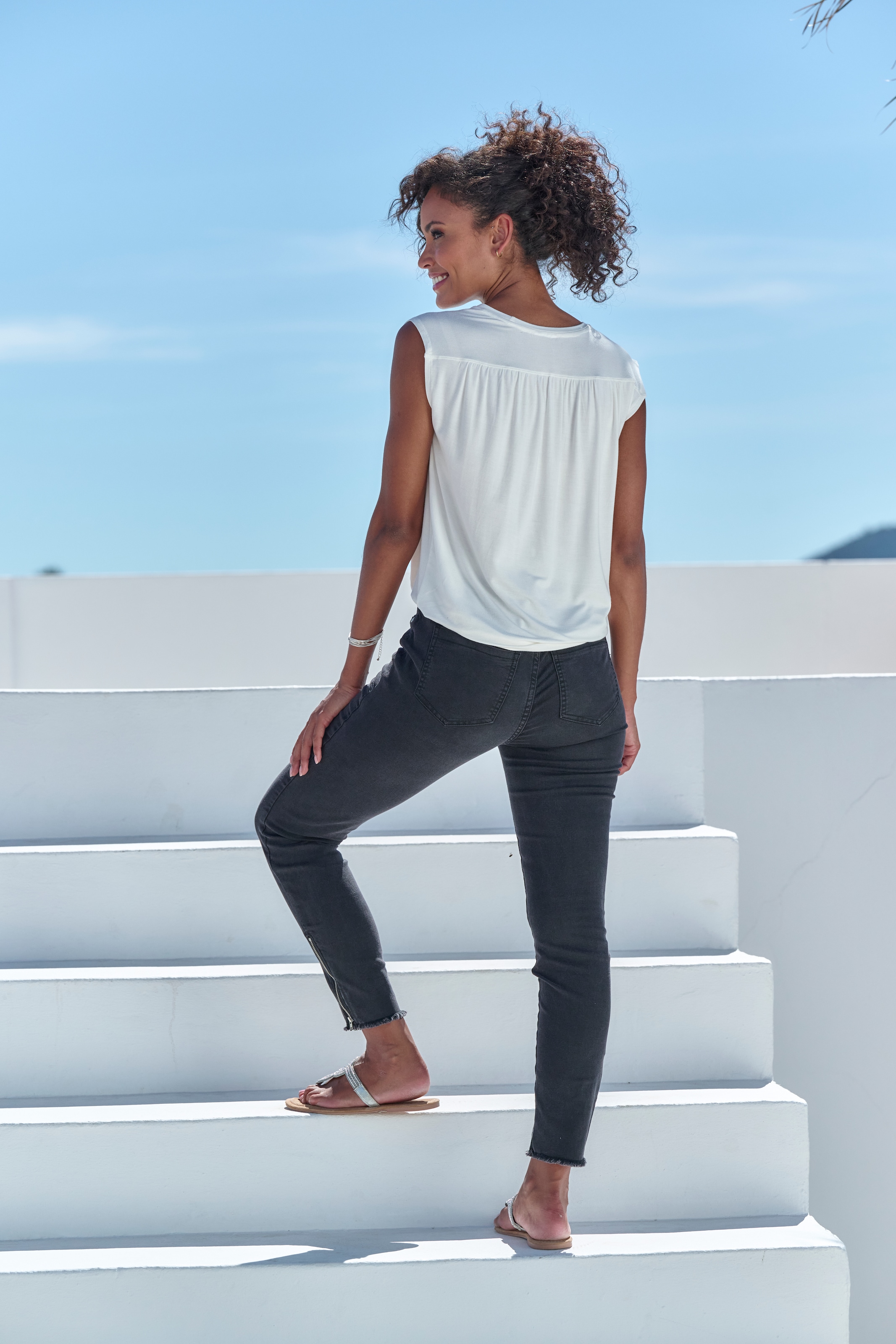 LASCANA Shirttop »mit dekorativer Schulterraffung« aus weichem Viskose-Stretch