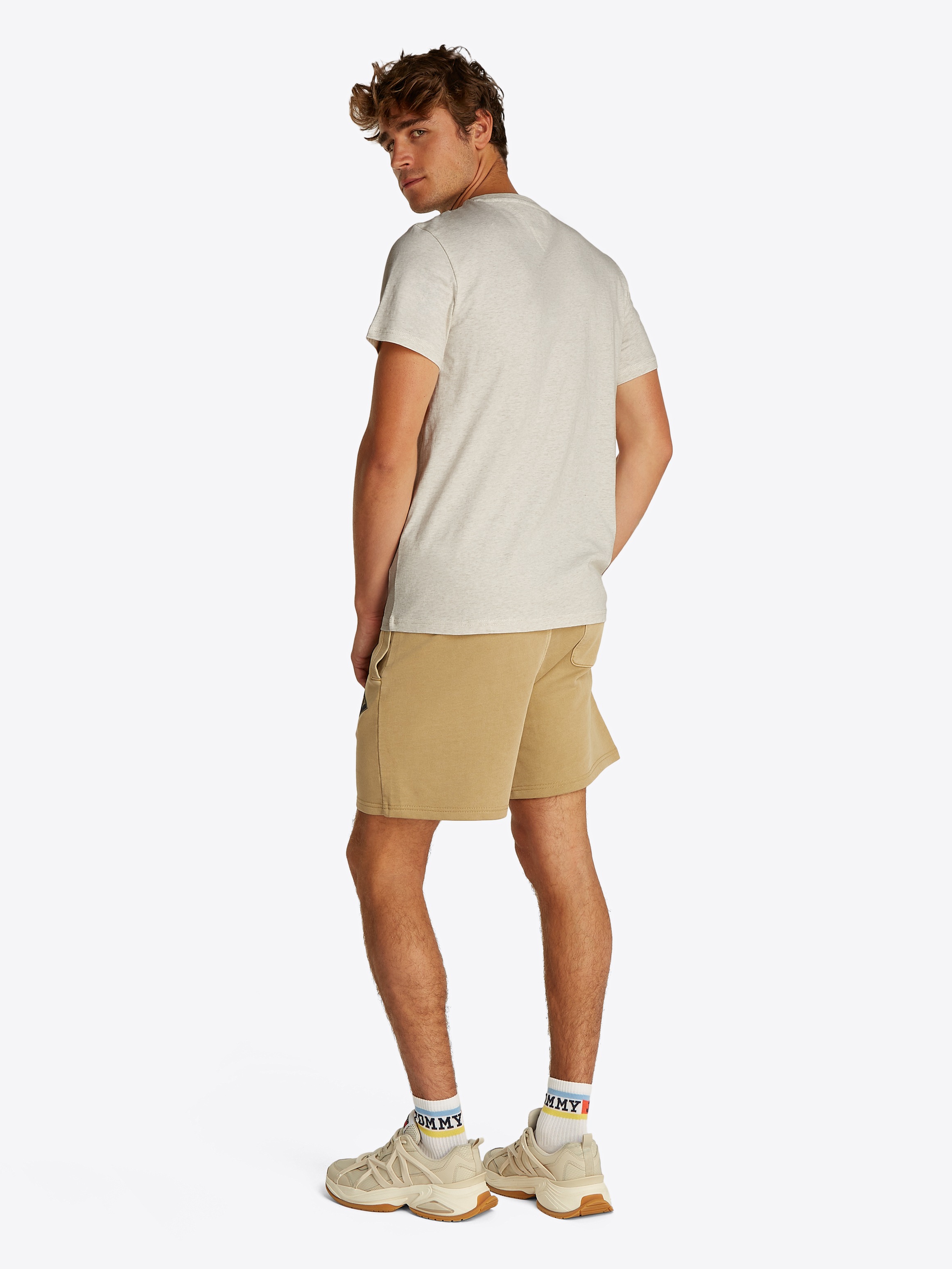 Tommy Jeans T-Shirt »TJM SLIM ESSENTIAL FLAG TEE EXT«, Mit Rundhalsausschnitt