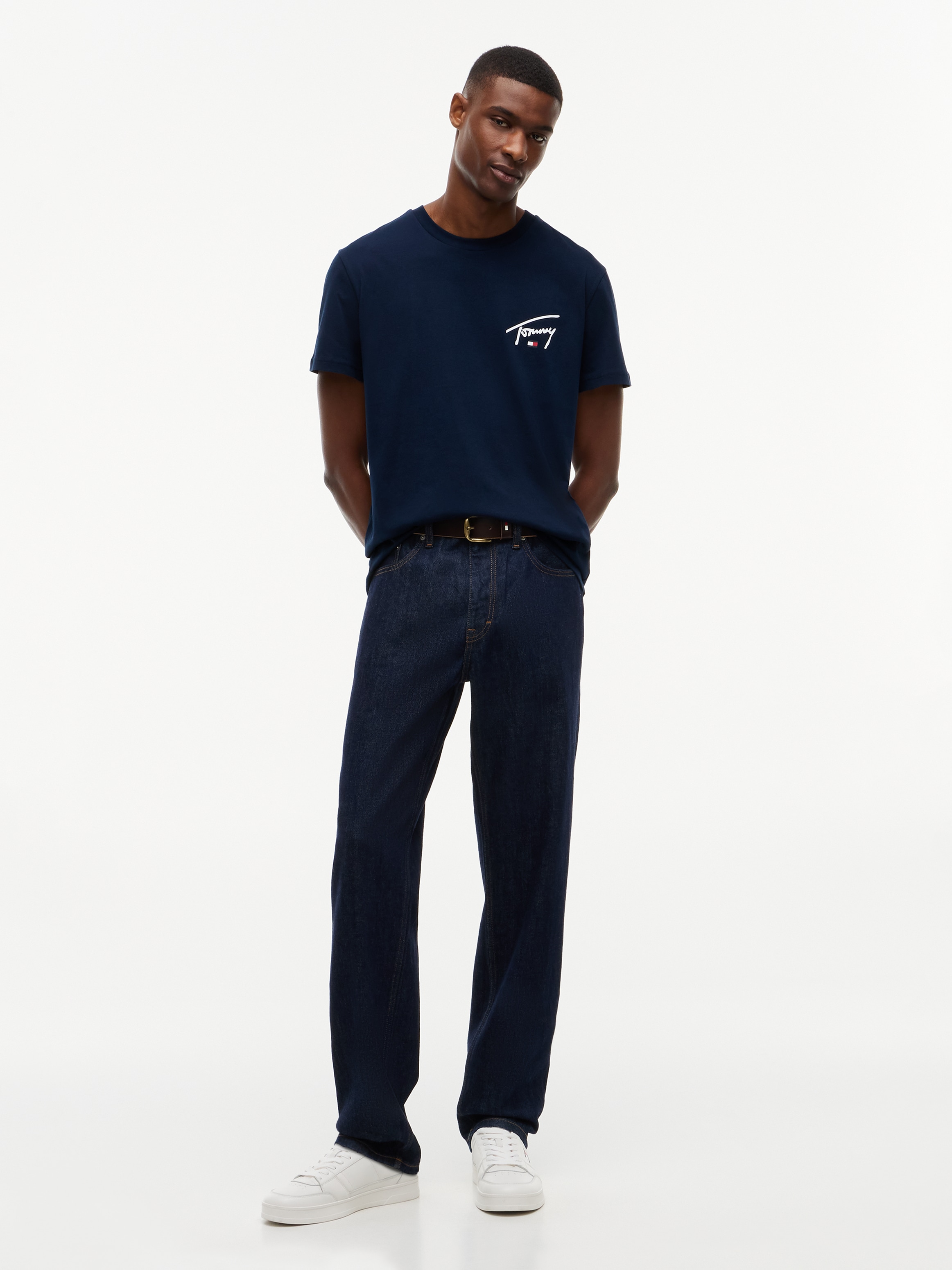 Tommy Jeans T-Shirt »SLIM SIGNATURE CHEST TEE« Slim fit mit Rundhalsausschnitt