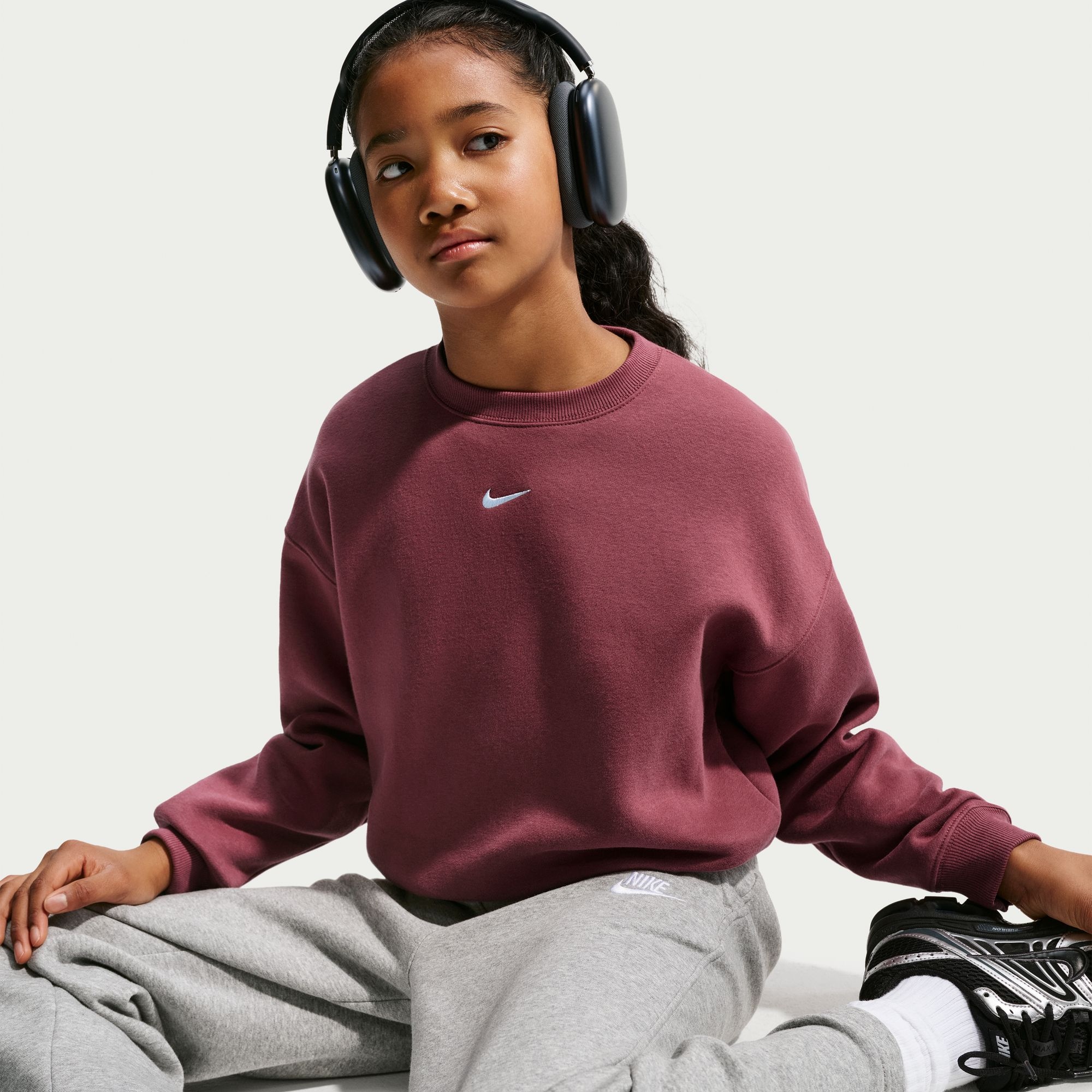 Nike Sportswear Sweatshirt »G NSW STUDIO FLC BXY OS LBR«, Langarm-Design, mit Rundhalsausschnitt, aus Baumwolle und Polyester
