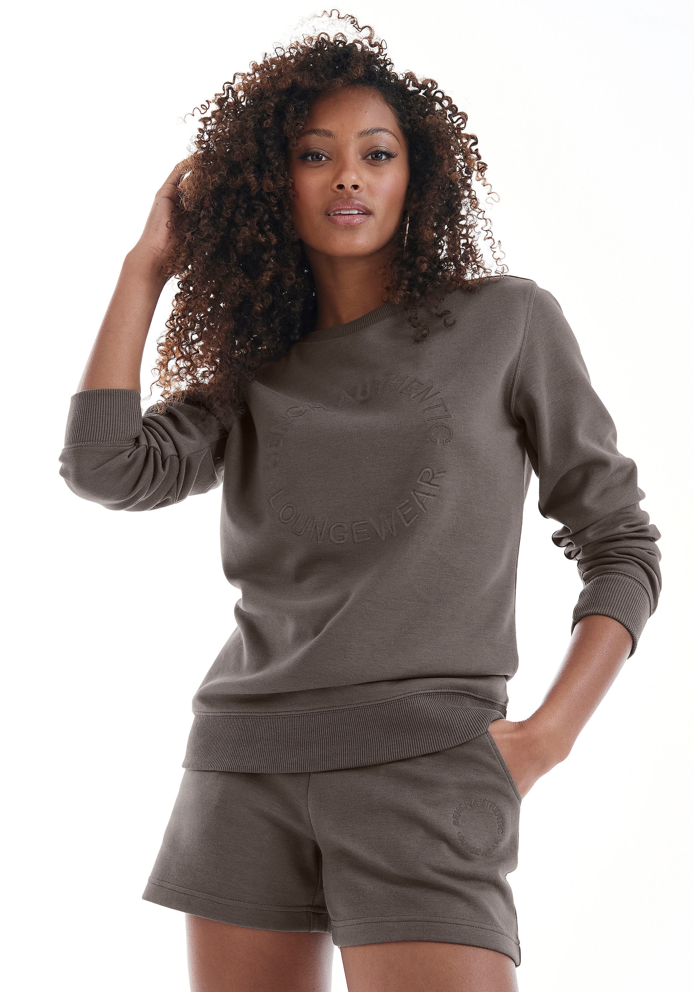 Bench. Loungewear Sweatshirt bei mit runder Logostickerei«, »mit Logostickerei, Loungeanzug OTTOversand